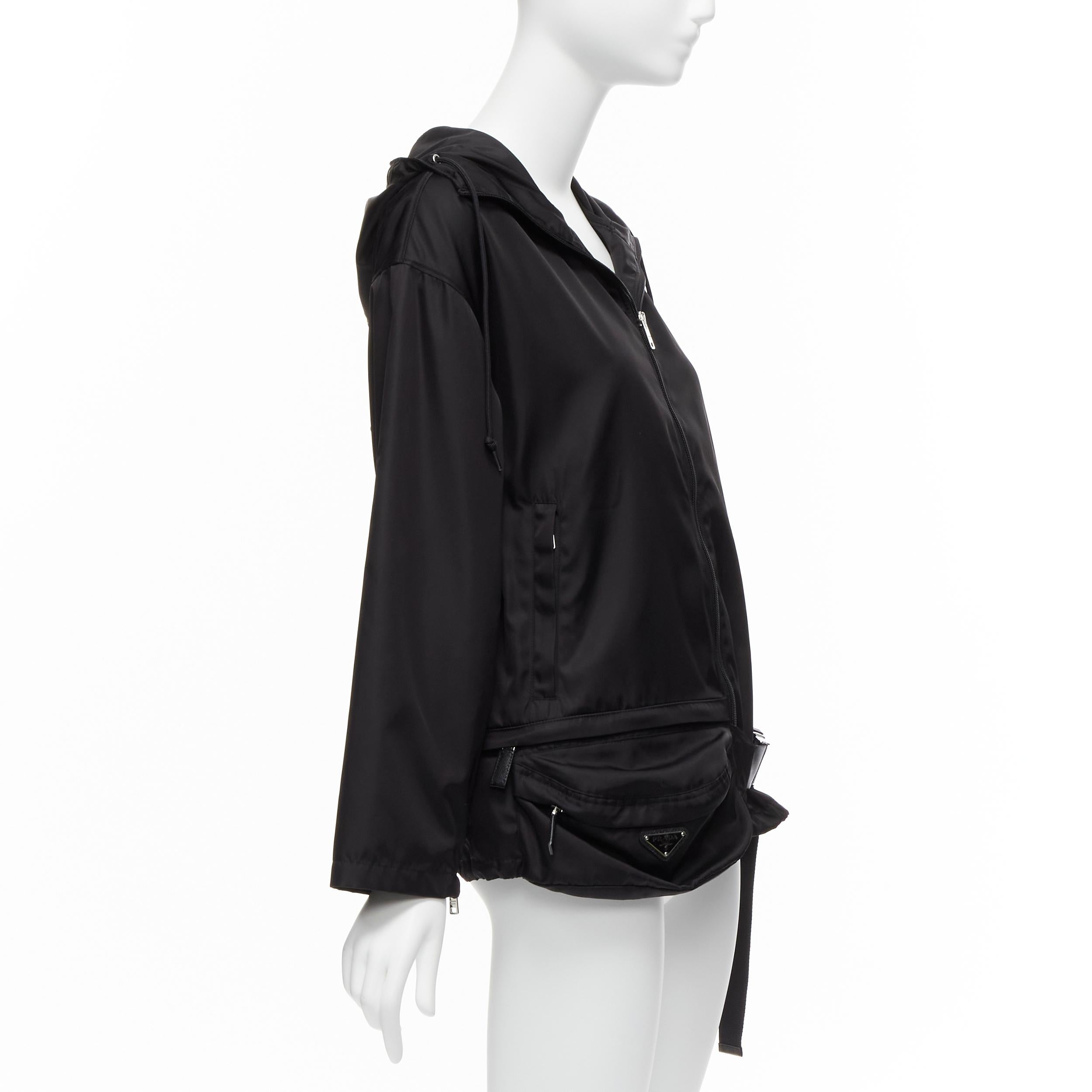 Prada 2019 giacca a vento con cappuccio in nylon nero con logo a triangolo IT36 XS In condizioni buone in vendita a Hong Kong, NT