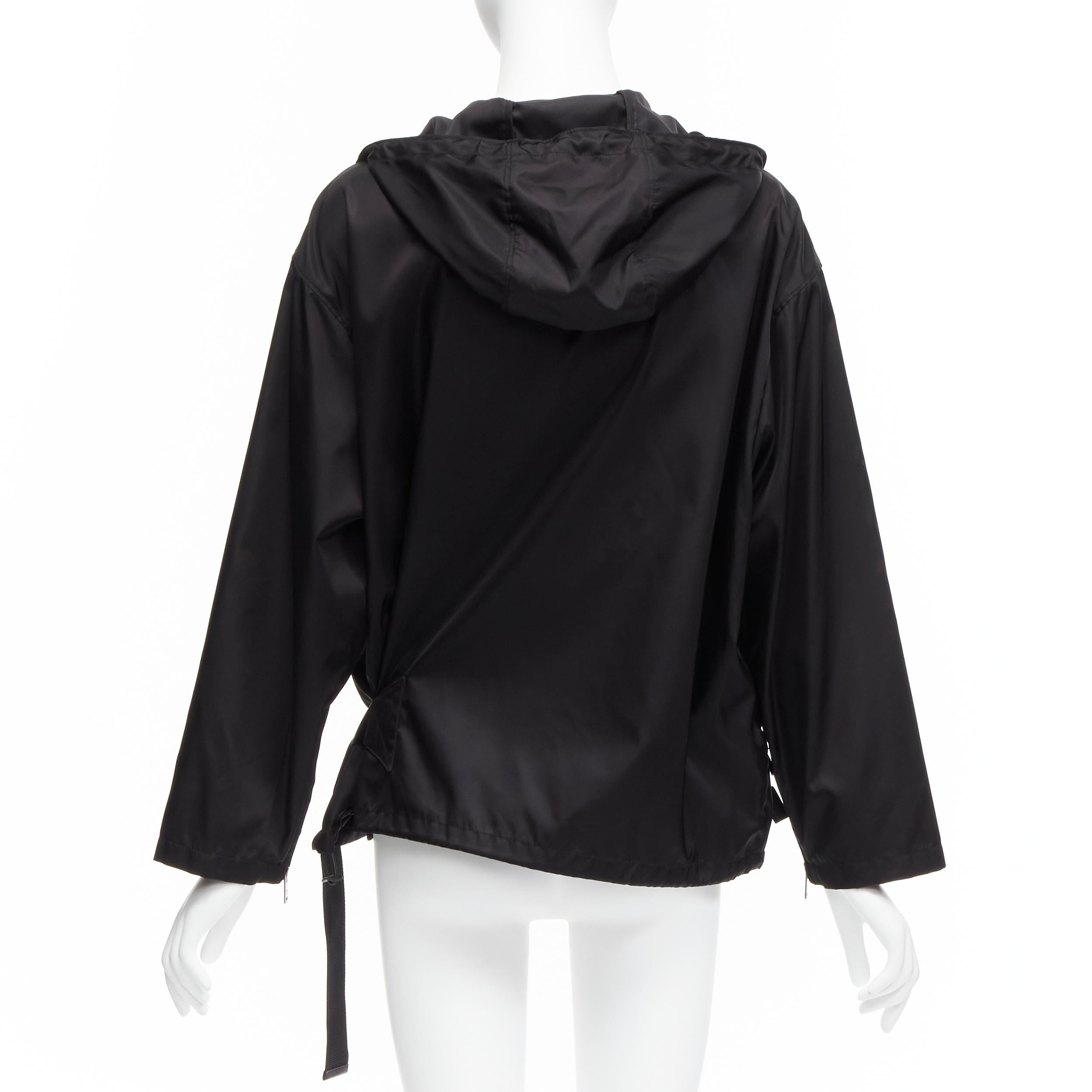 Prada 2019 giacca a vento con cappuccio in nylon nero con logo a triangolo IT36 XS in vendita 1