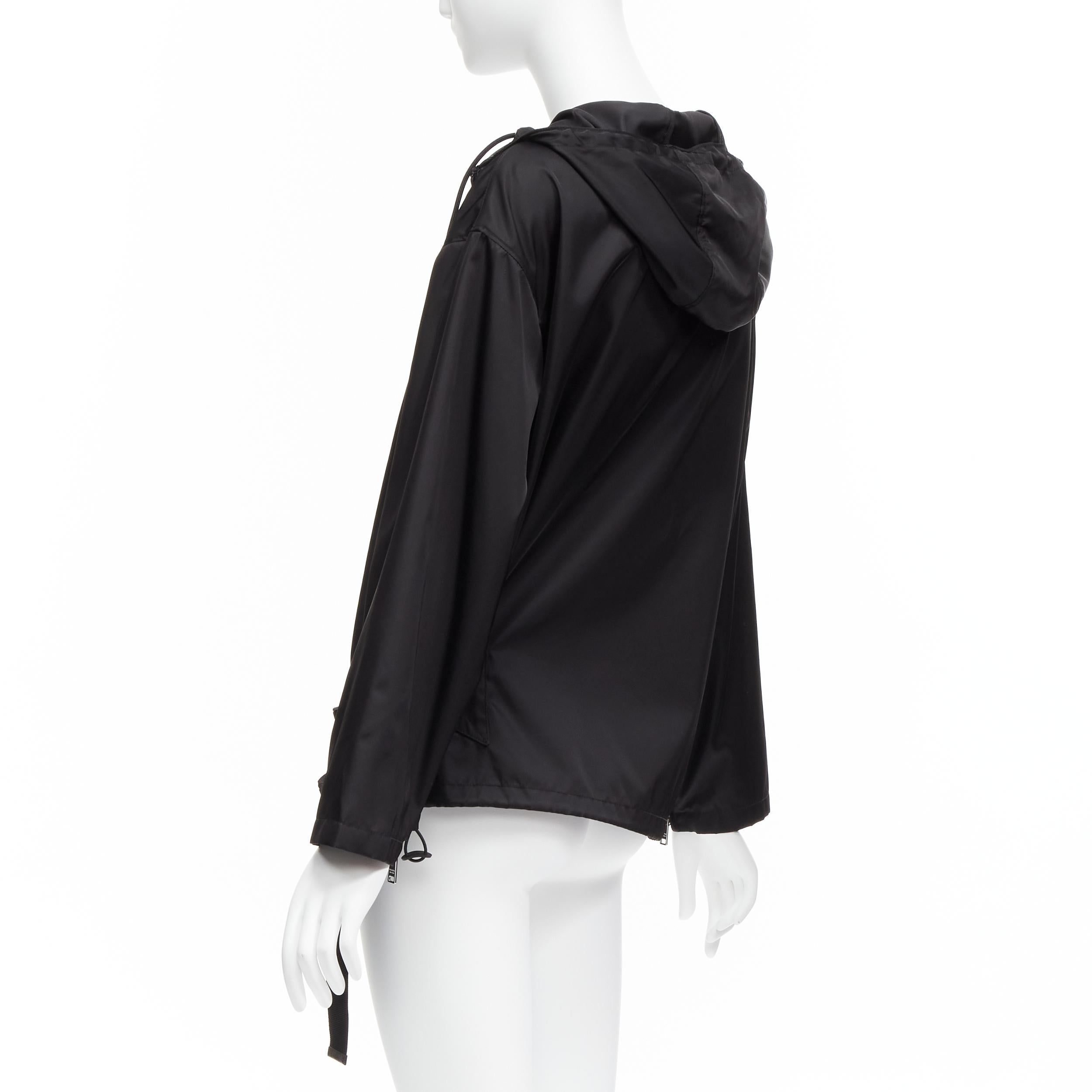 Prada 2019 giacca a vento con cappuccio in nylon nero con logo a triangolo IT36 XS in vendita 2