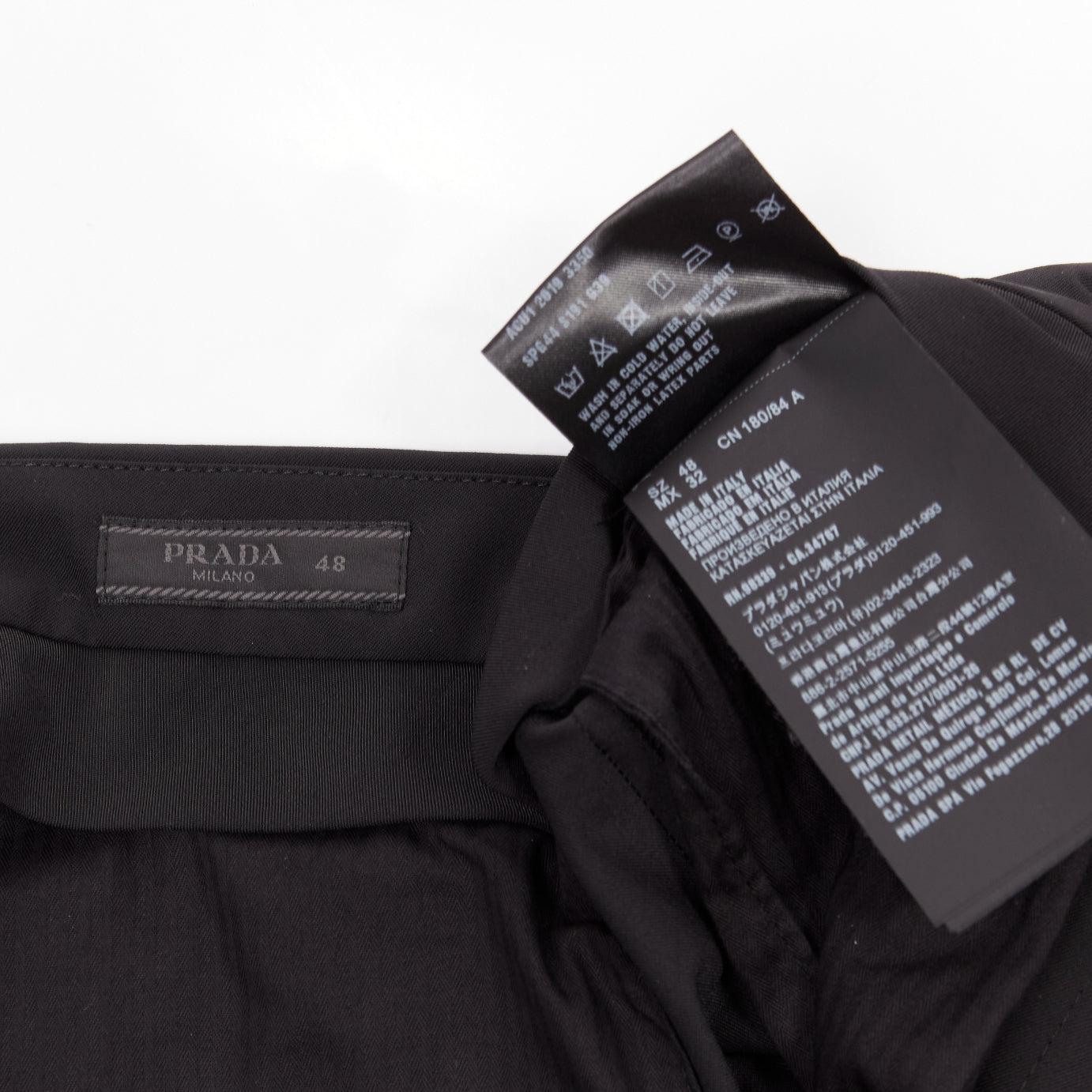 PRADA 2019 noir technique poche zippée à rabat au dos pantalon cropped fuselé IT48 M en vente 4