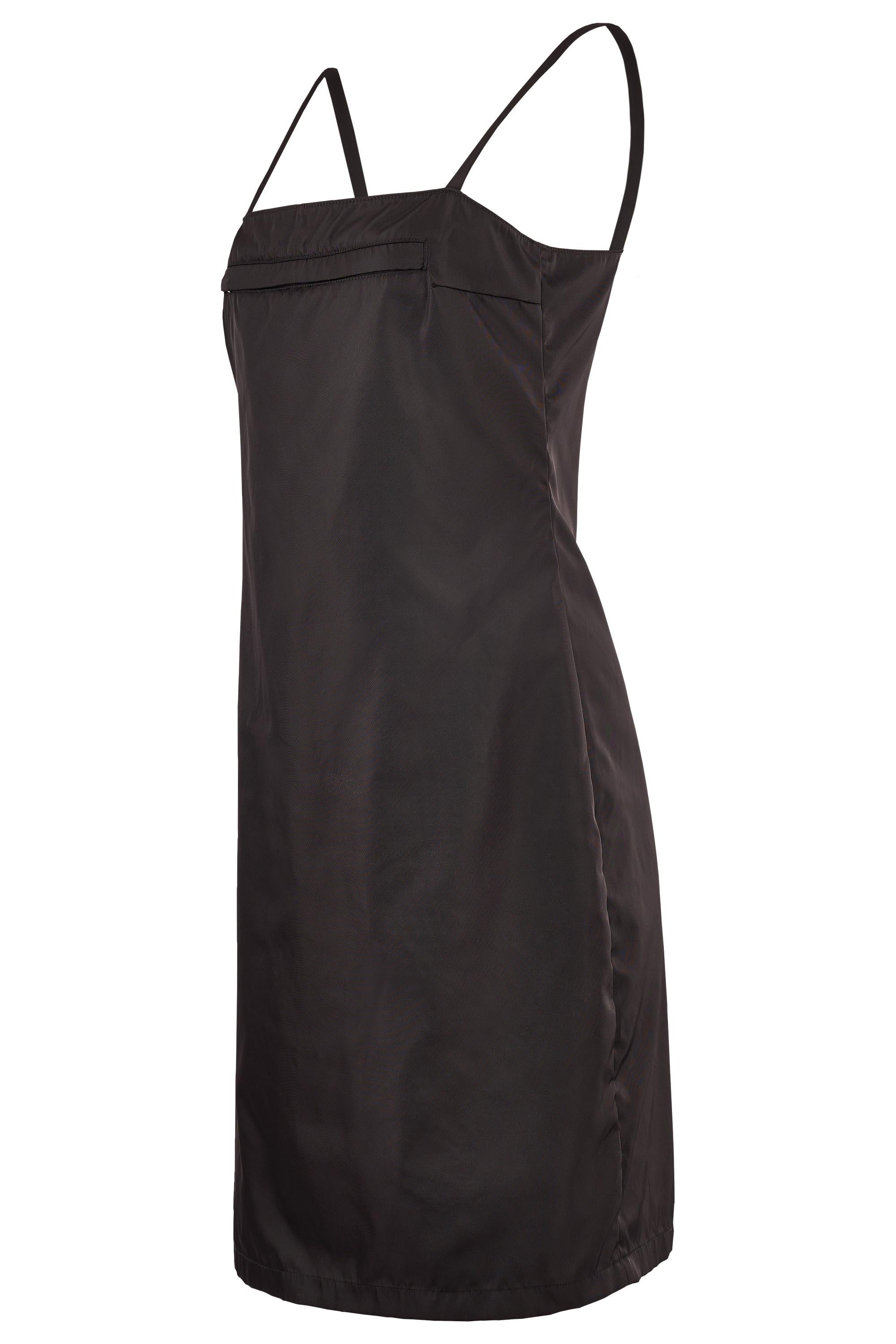 Abito utility Prada 2019. Presenta una tasca frontale con zip, una scollatura quadrata, due spalline medie e si chiude con una zip posteriore nascosta. In ottime condizioni. 

Marchio: Prada
Titolo: Titolo predefinito
Taglia: UK 8
Colore: