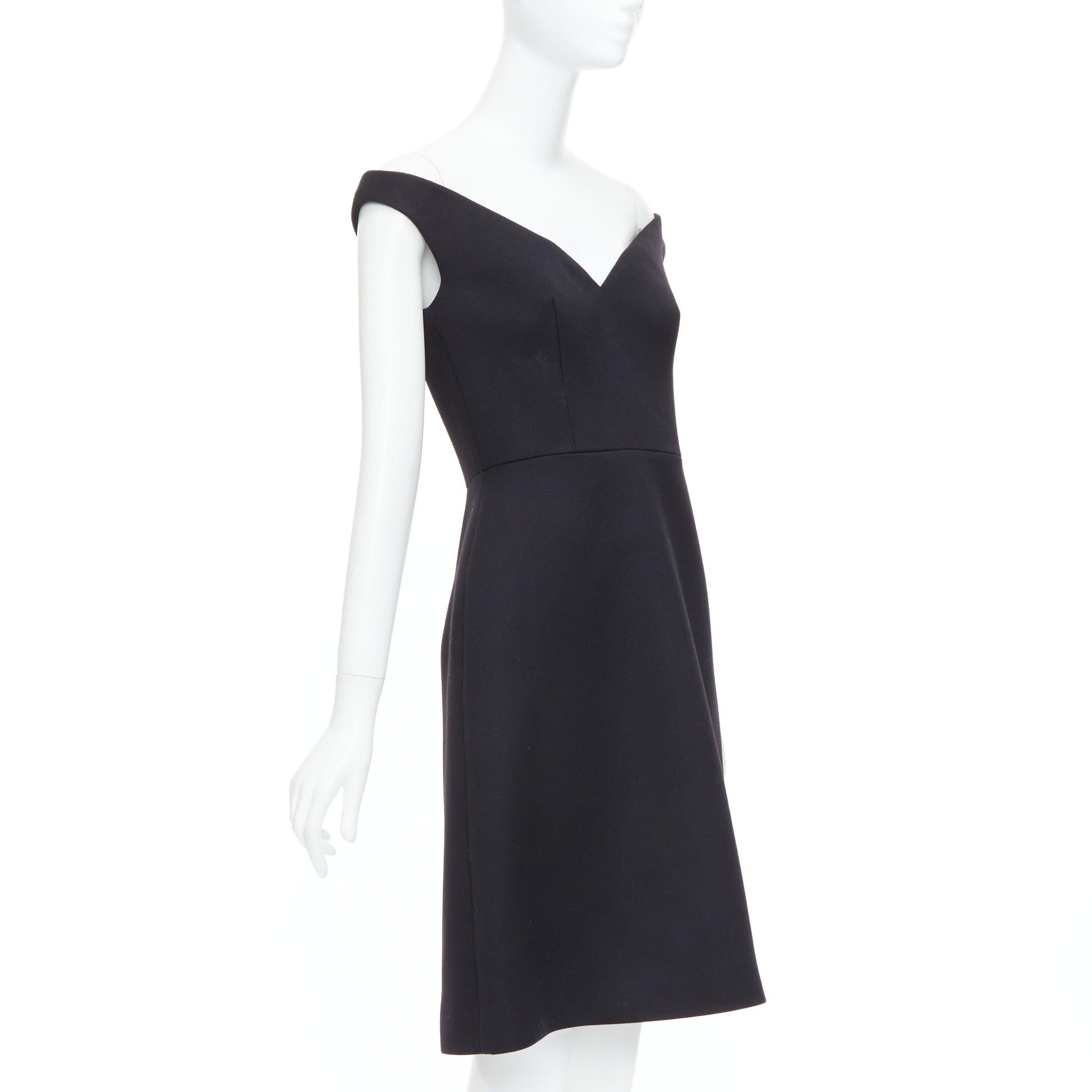 PRADA 2019 mini vestido escultural off shoulder de lana virgen negra IT40 S
Referencia: NKLL/A00443
Marca: Prada
Diseñador: Miuccia Prada
Colección: 2019
Material: Lana virgen
Color: Negro
Patrón: Sólido
Cierre: cremallera
Forro: Tejido