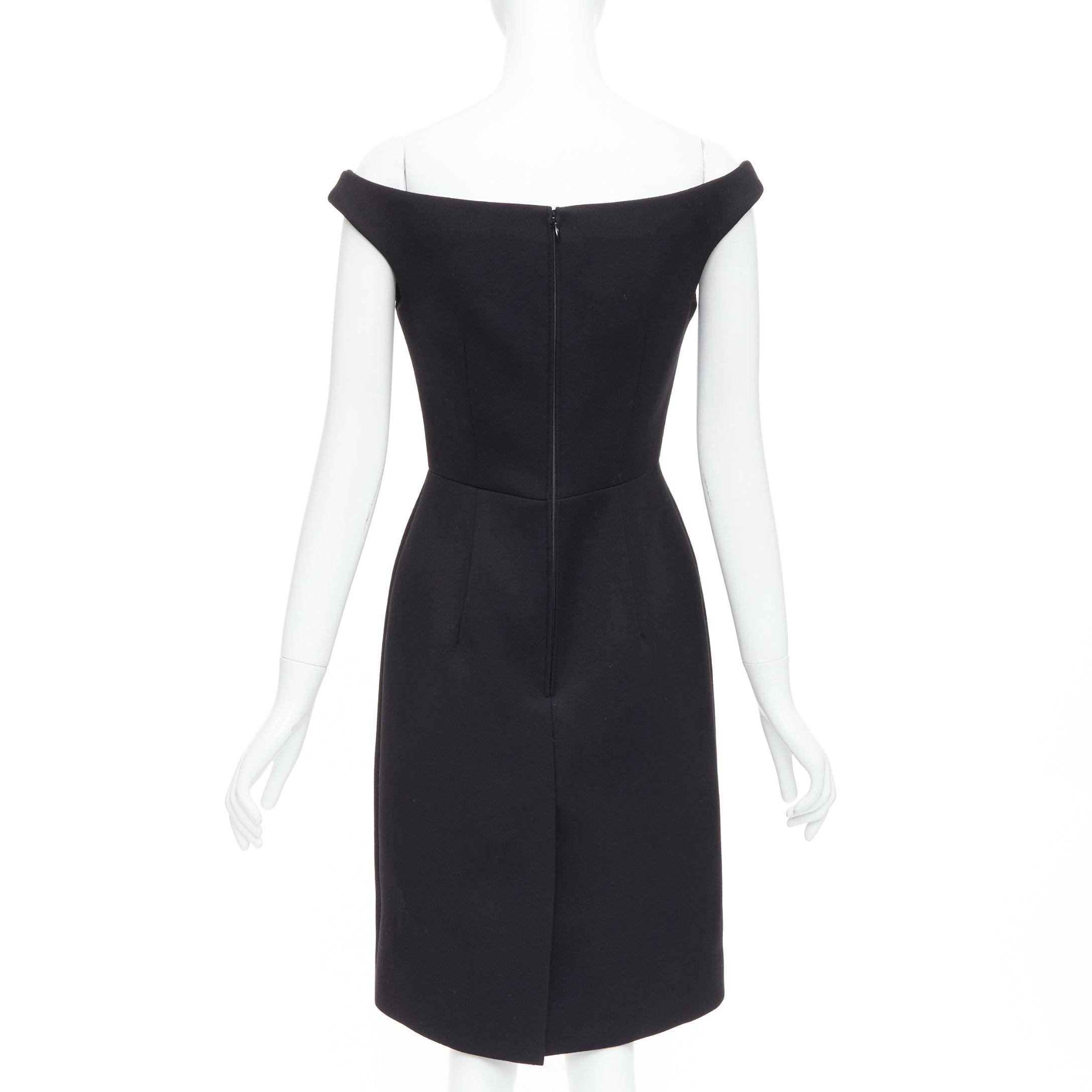 PRADA 2019 mini vestido escultural off shoulder de lana virgen negra IT40 S en Excelente estado para la venta en Hong Kong, NT