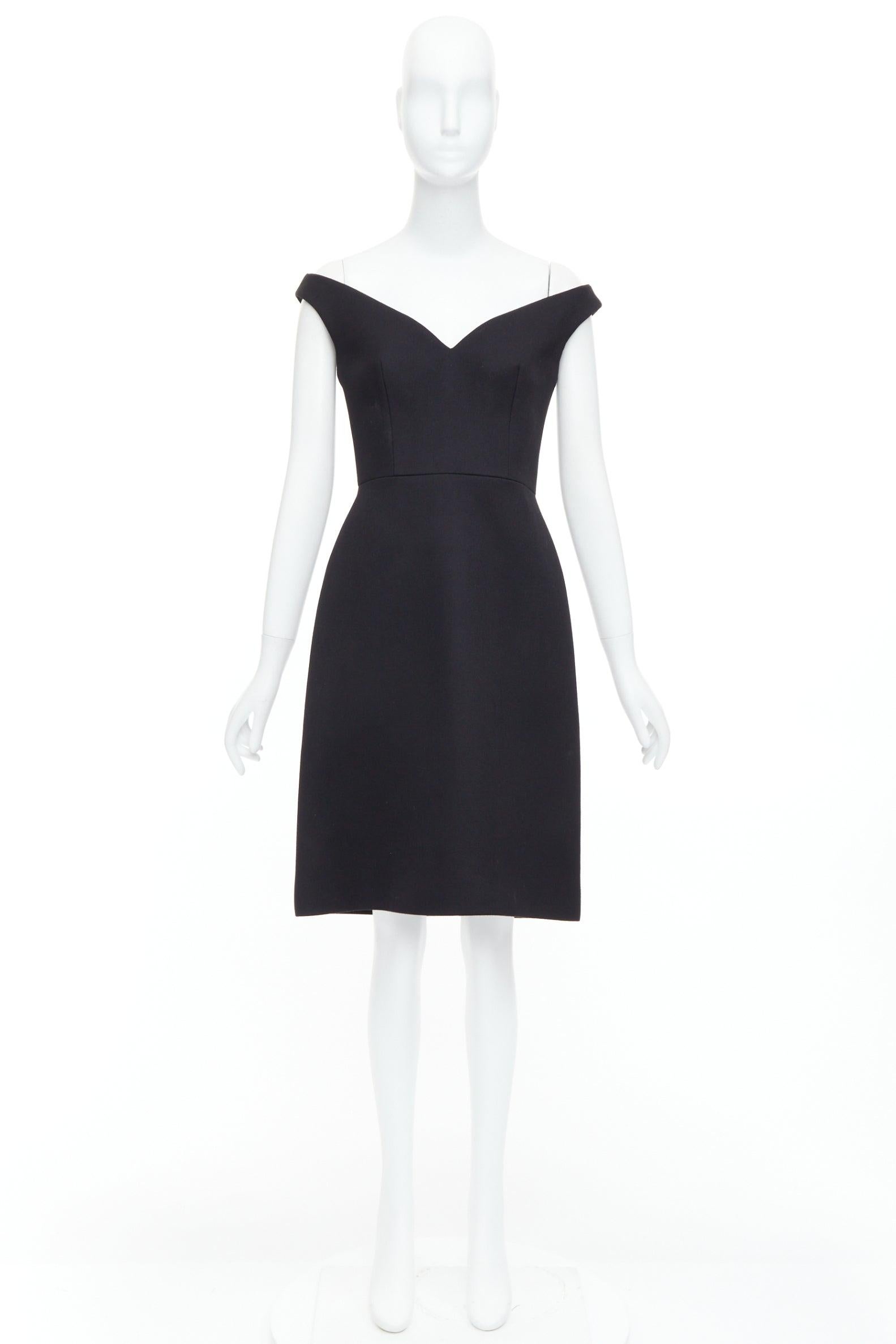 PRADA 2019 mini vestido escultural off shoulder de lana virgen negra IT40 S en venta 4