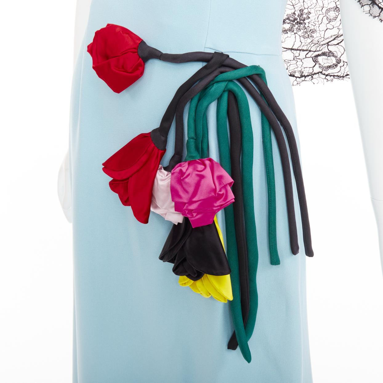 PRADA 2019 hellblau schwarz drapierte Spitze Blumenstrauß-Applikation Kleid IT42 M
Referenz: JACG/A00308
Marke: Prada
Designer: Miuccia Prada
Collection'S: FW 2019
MATERIAL: Viskose
Farbe: Blau, Mehrfarbig
Muster: Floral
Verschluss: