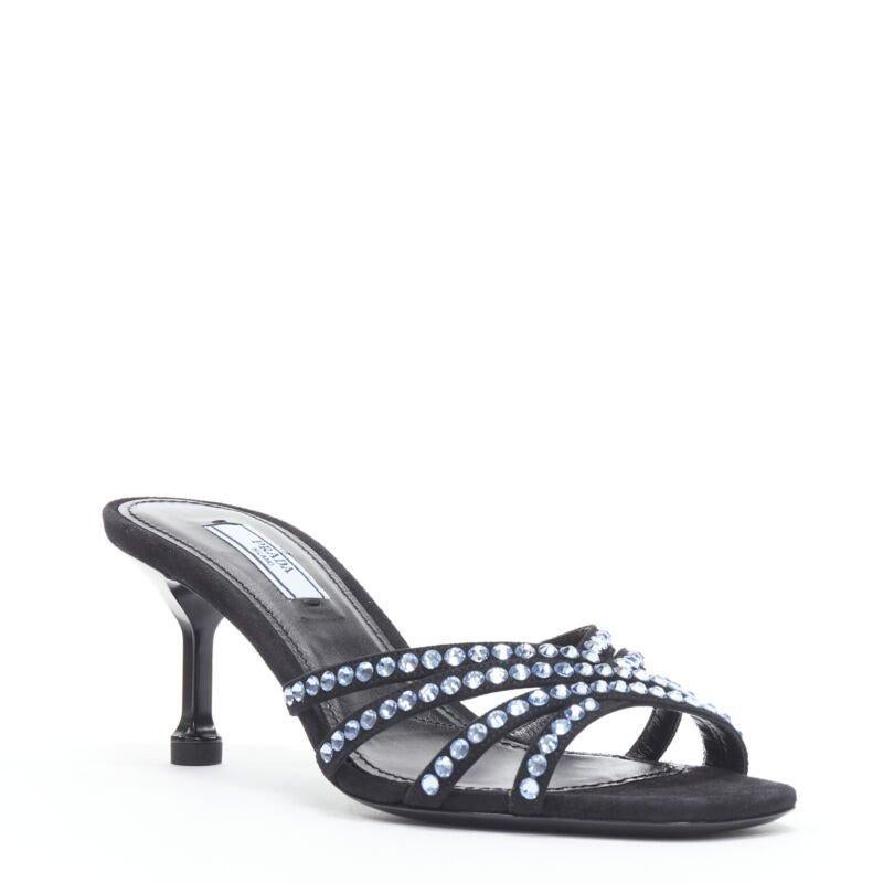 PRADA 2019 sandalia azul con tiras de strass cristal punta abierta tacón medio EU36
Referencia: TGAS/B01292
Marca: Prada
Diseñador: Miuccia Prada
Colección: Otoño Invierno 2019
Material: Piel
Color: Azul
Patrón: Sólido
Forro:  Piel
Detalles