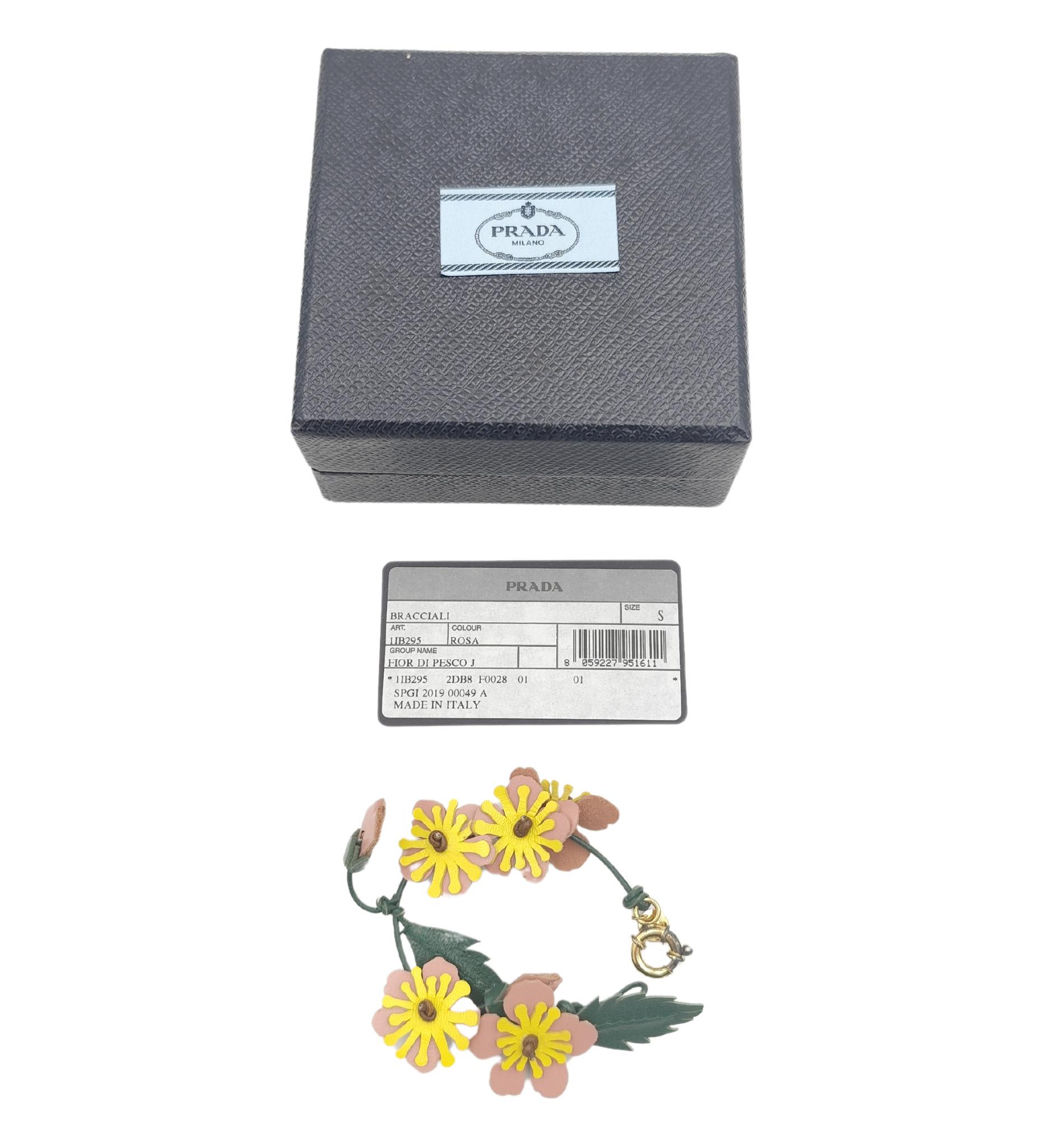 Bracciale Prada 2019
Pelle e argento 925

Misura 15-17 cm - 6-6.5 in

Buono stato
Viene fornito con scheda di autenticità e scatola originale