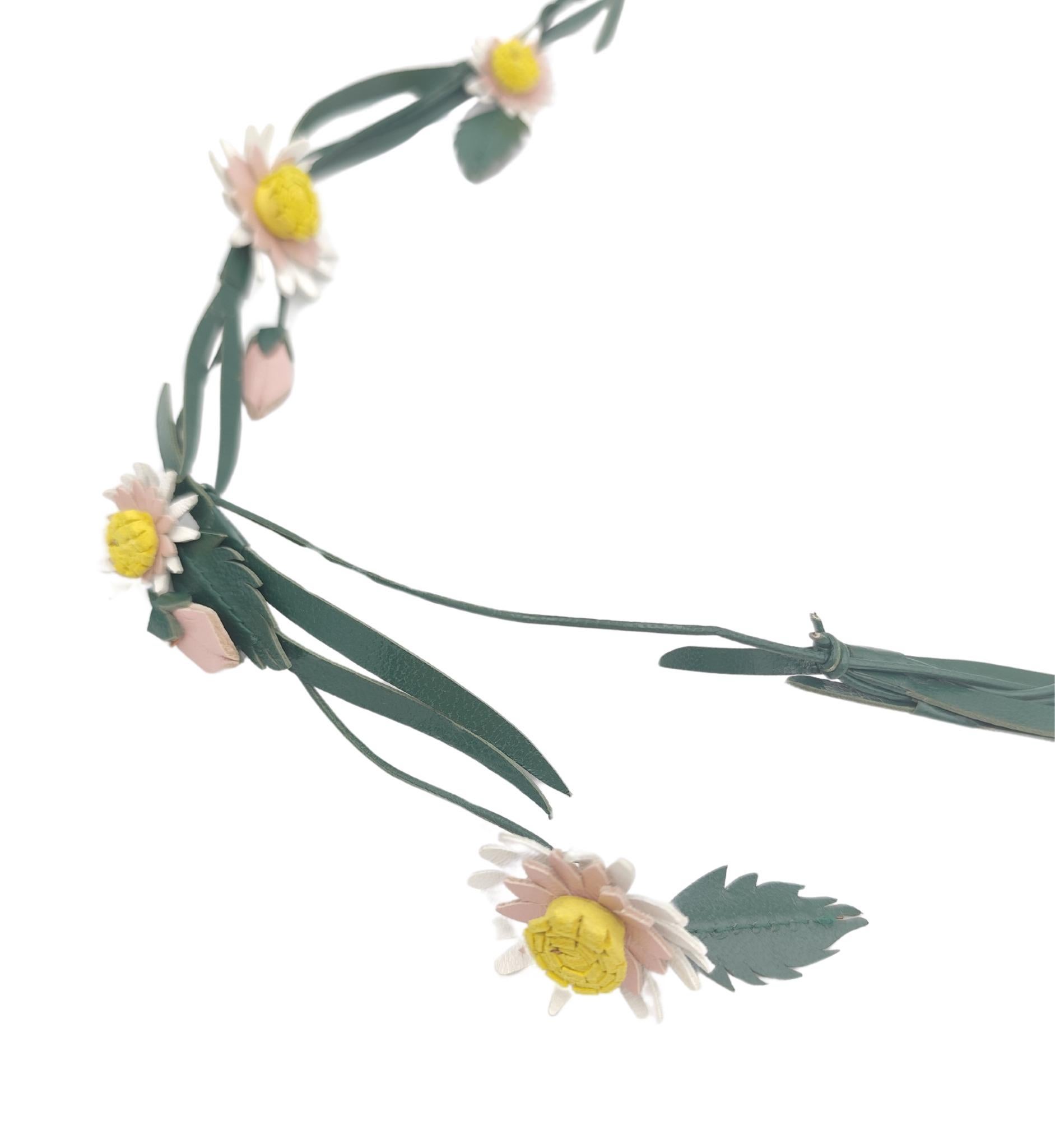 Prada 2019 leather flower necklace In Good Condition In Milano, IT