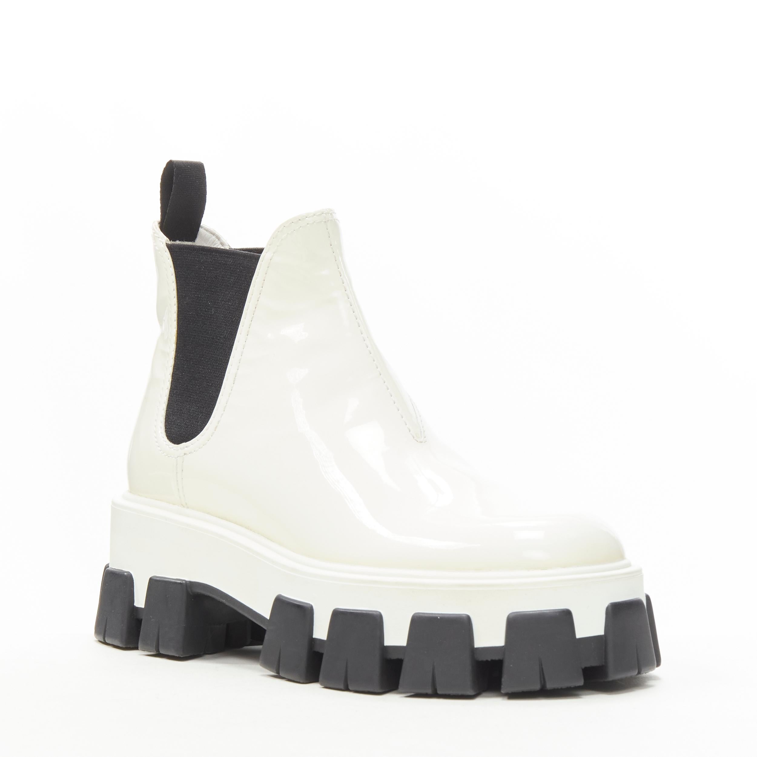 PRADA 2019 Monolith, stivaletto con zeppa in vernice bianca  EU36
Riferimento: TGAS/C01336
Marchio: Prada
Stilista: Miuccia Prada
Model: Monolith
Collezione: Autunno Inverno 2019
Materiale: Pelle verniciata
Colore: Bianco, Nero
Modello: Tinta
