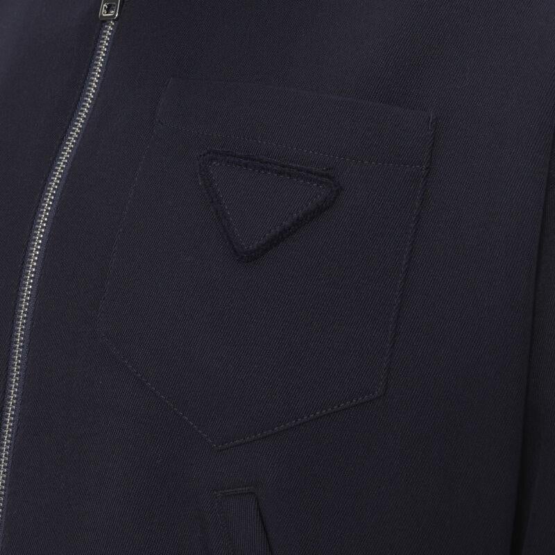 PRADA 2019 navy blue wool triangle pocket cropped zip up hoodie jacket L
Référence : TGAS/B00478
Marque : Prada
Designer : Miuccia Prada
Collection : 2019
Matériau : Coton
Couleur : Marine
Motif : Solide
Fermeture : Zip
Détails supplémentaires :