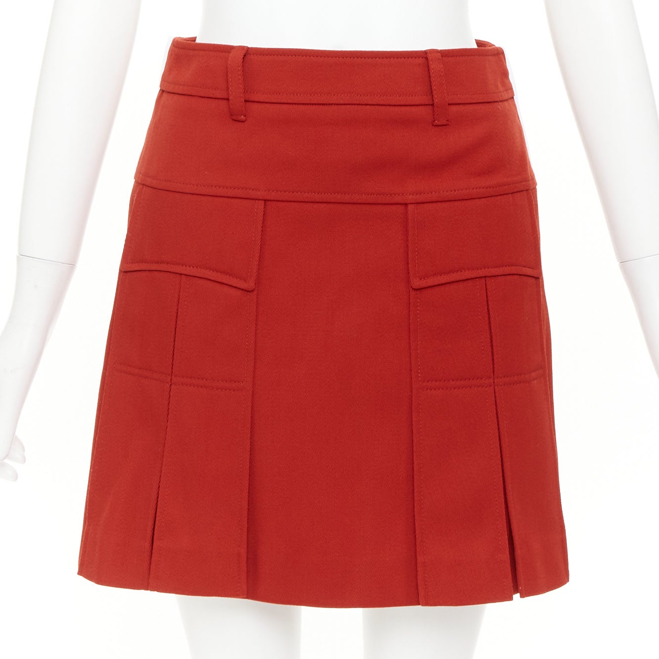 Prada 2019 : mini-jupe plissée en laine vierge rouge avec bordures blanches et poches utilitaires, référence IT38, taille XS