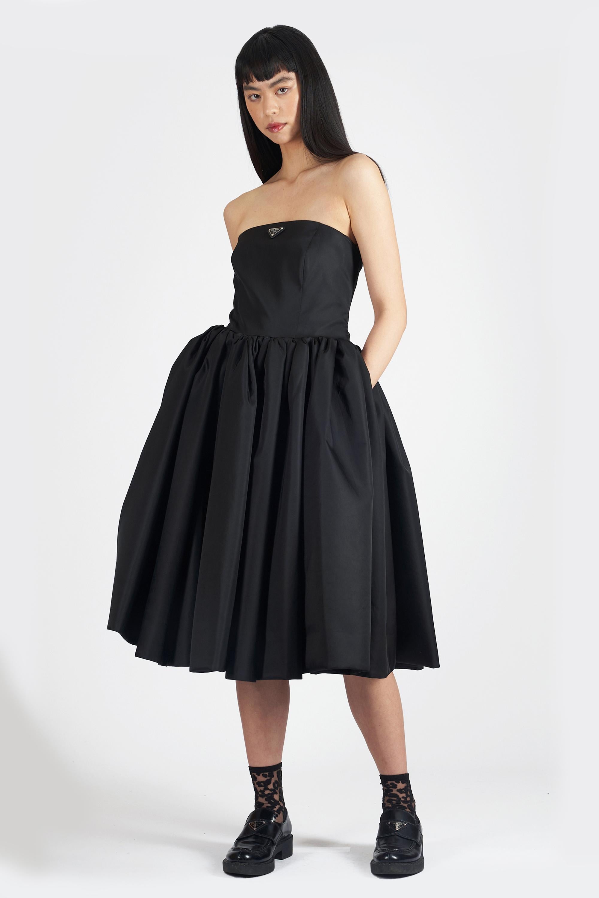 Prada 2020 bustier strapless dress. Features volumised skirt, bustier neckline, boning and midi length with tags. In excellent vintage condition.
Brand: Prada
Size: UK 8
Color: Black
Label size: 44 IT
Modern size: UK 8, US: 4, EU: 38
Fabric: