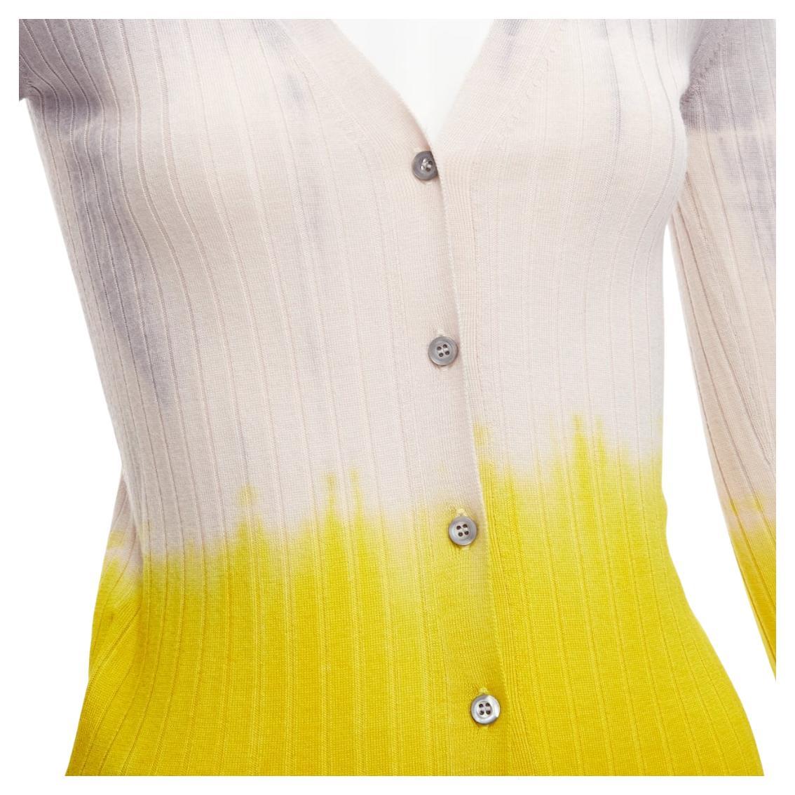 PRADA 2020 gris beige amarillo ombre jersey de punto acanalado de manga larga IT36 XXS
Referencia: TGAS/D00461
Marca: Prada
Diseñador: Miuccia Prada
Colección: 2020
Material: Lana virgen, seda
Color: Amarillo, Gris
Patrón: Sólido
Cierre: