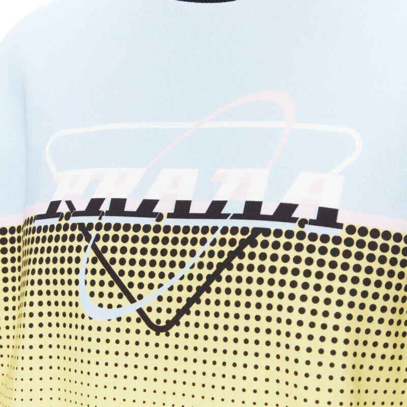 Pull à manches courtes PRADA 2020 imprimé logo ovale coloré M en vente 2