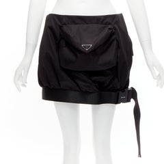 PRADA 2020 Re Nylon schwarzer dreieckiger Logo vorne Tasche mit Schnalle und Blasenrock IT38 XS