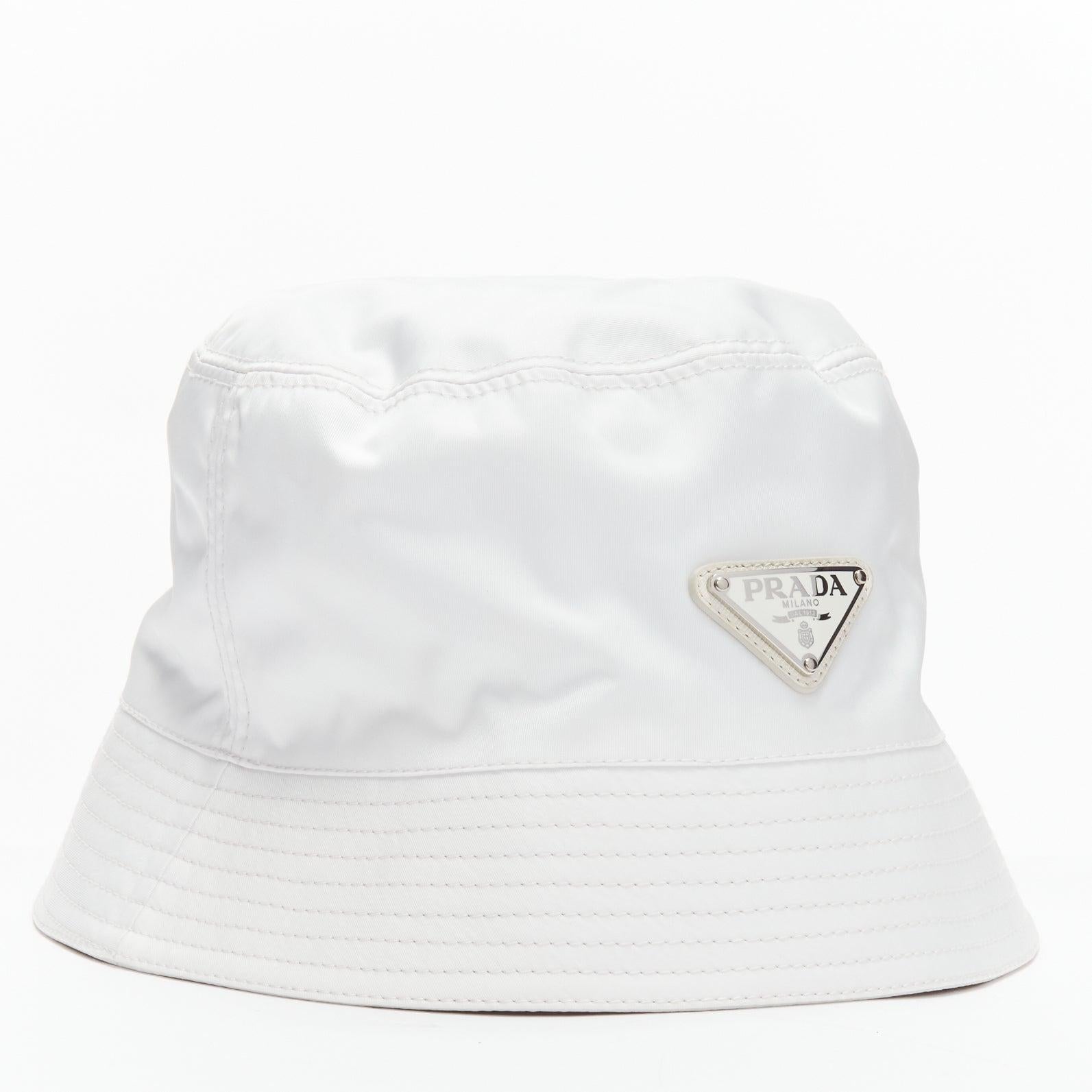 PRADA 2020 Re Nylon Symbole bianco smalto logo triangolo secchiello M.
Riferimento: TGAS/E00090
Marchio: Prada
Stilista: Miuccia Prada
Model: Symbole
Collection'S: 2020 Re Nylon
Materiale: Tessuto
Colore: bianco
Modello: Tinta unita
Fodera: Cotone