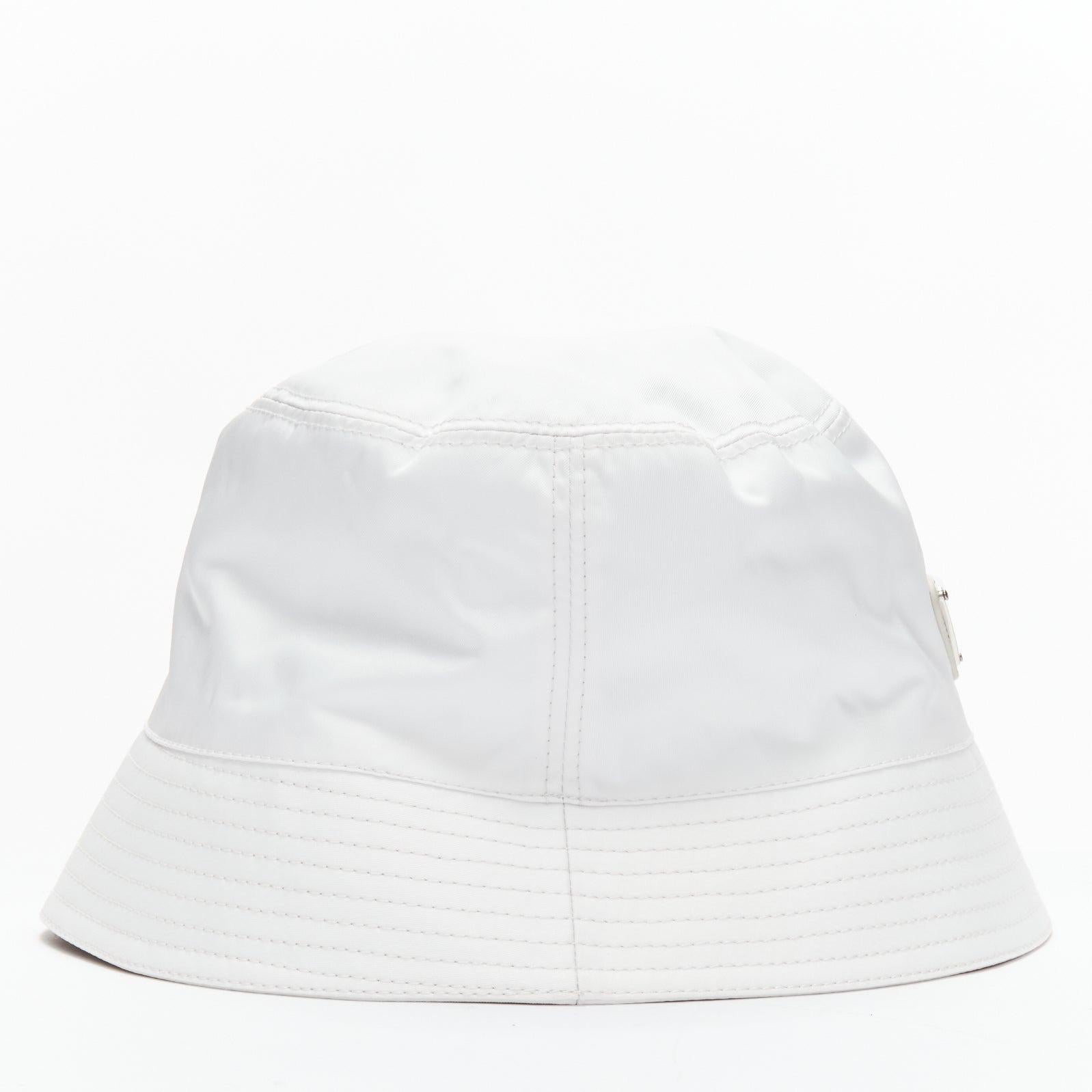 Gris PRADA 2020 Re Nylon Symbole blanc émail triangle logo casquette M en vente