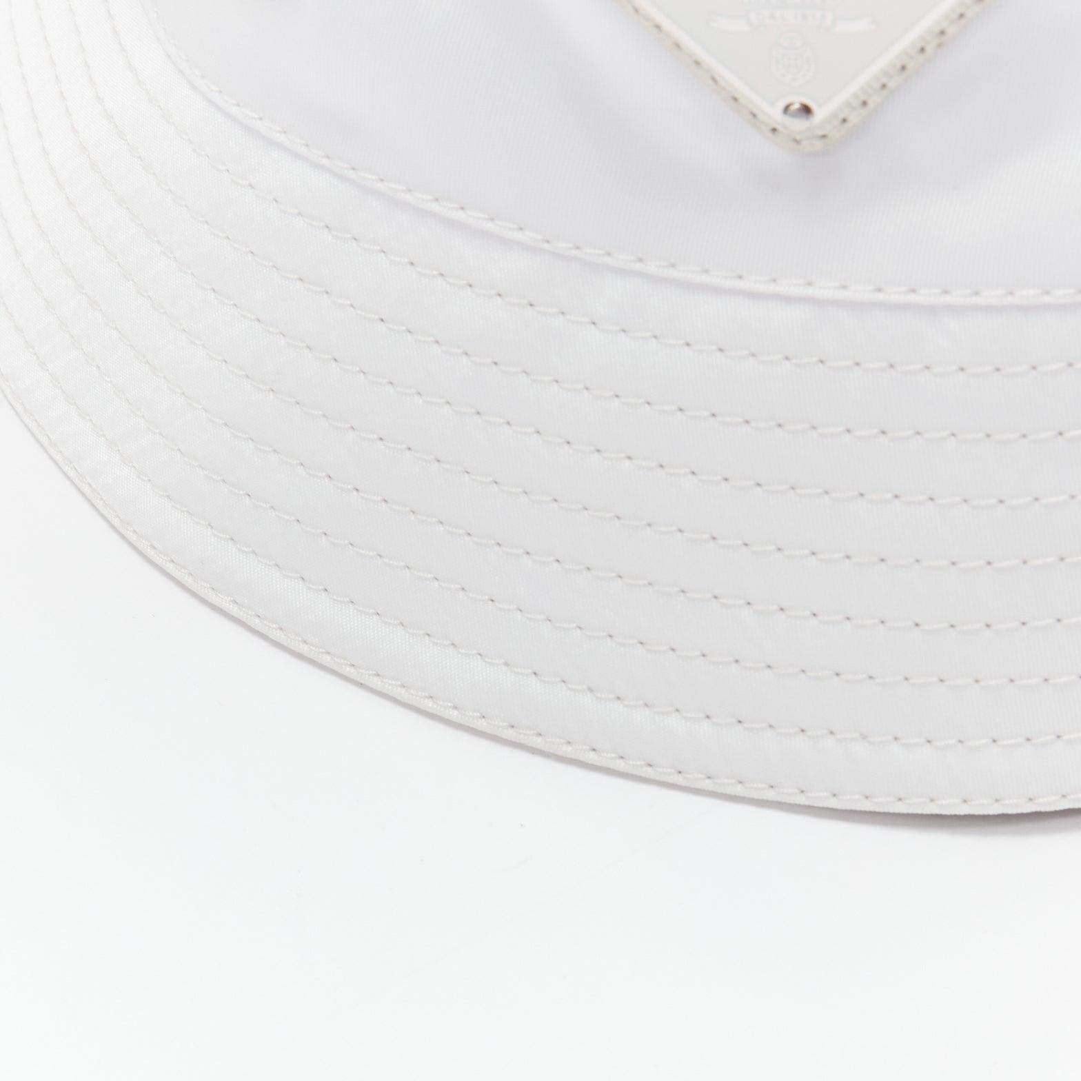 Donna PRADA 2020 Re Nylon Symbole bianco smalto logo triangolo secchiello M. in vendita