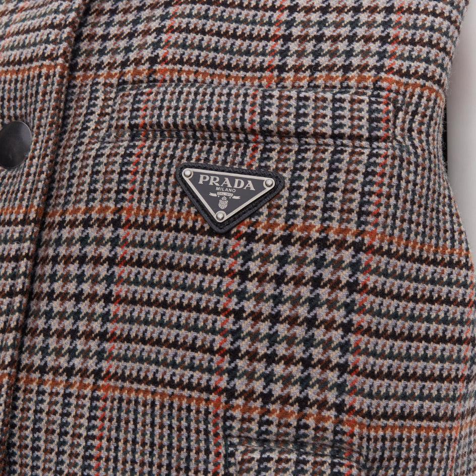 PRADA 2021 Pulloverweste mit Hahnentrittmuster aus Wolle und Kaschmir mit Kaschmirfalten IT42 M
Referenz: TGAS/E00828
Marke: Prada
Designer: Miuccia Prada
Collection'S: 2021
MATERIAL: Schurwolle, Kaschmir
Farbe: Multicolour
Muster: