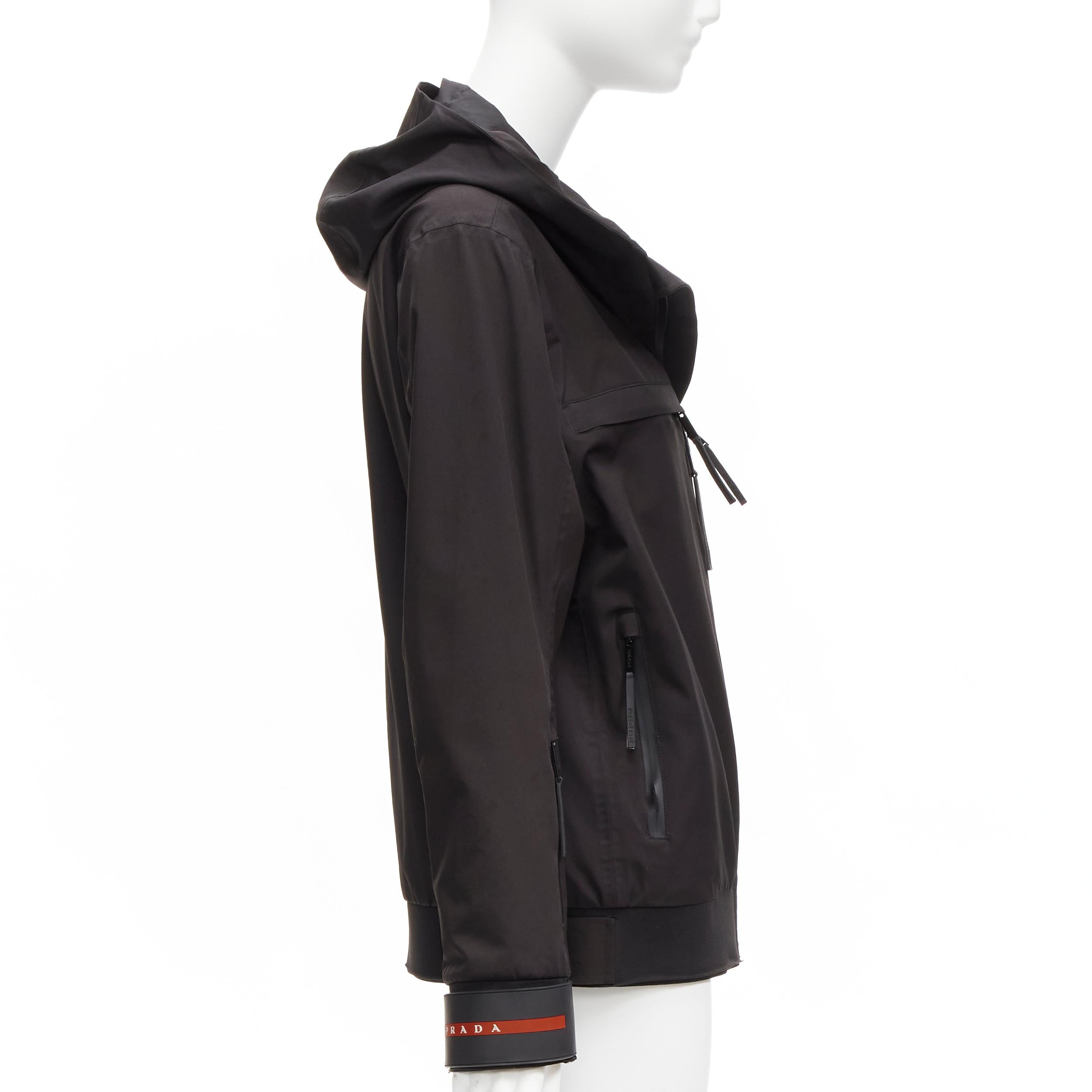 PRADA 2021 Linea Rossa veste de ski technique en nylon noir et logo rouge M. Bon état - En vente à Hong Kong, NT