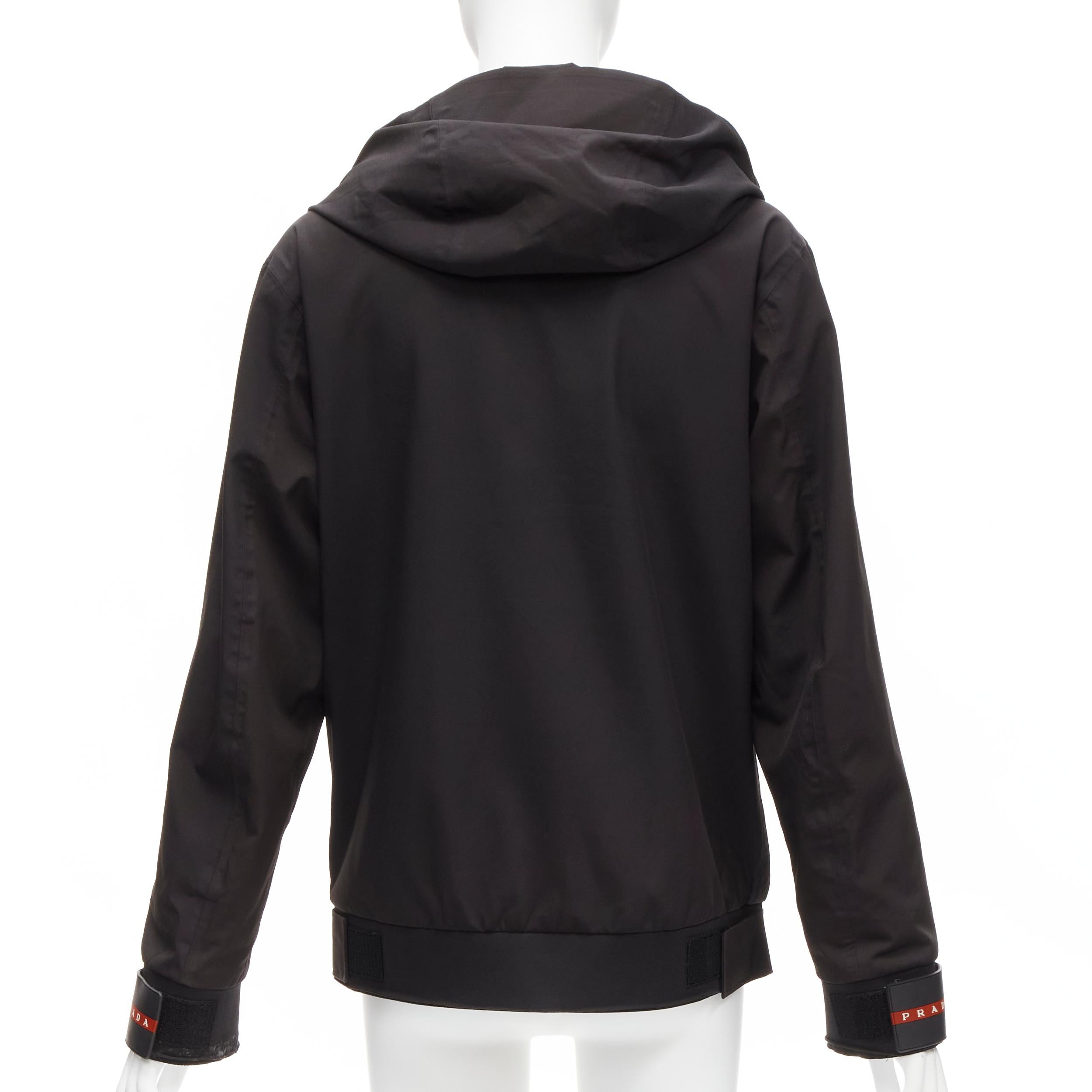 PRADA 2021 Linea Rossa, giacca da sci tecnica in nylon nero con logo rosso M. In condizioni buone a Hong Kong, NT