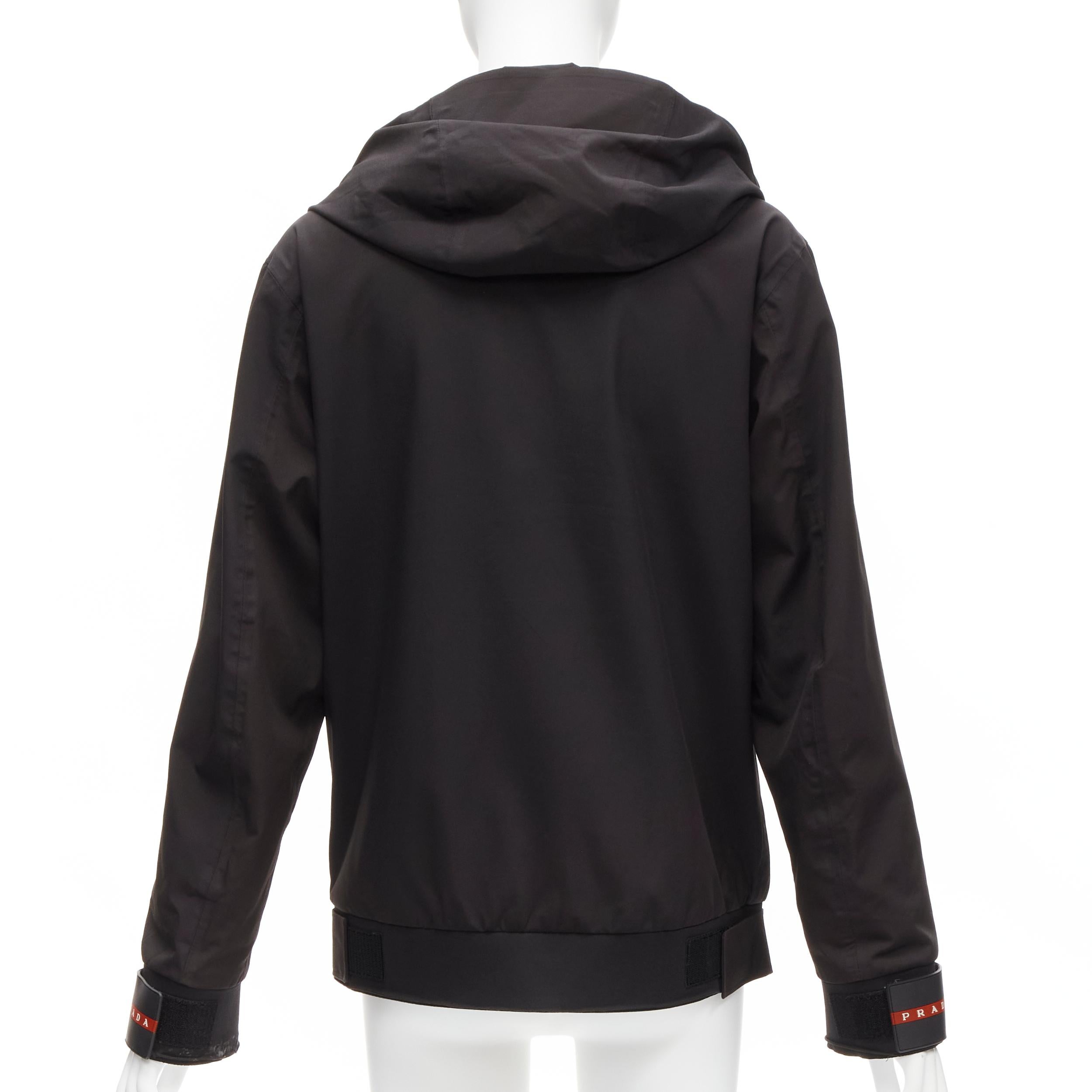 PRADA 2021 Linea Rossa veste de ski technique en nylon noir et logo rouge M. Pour femmes en vente