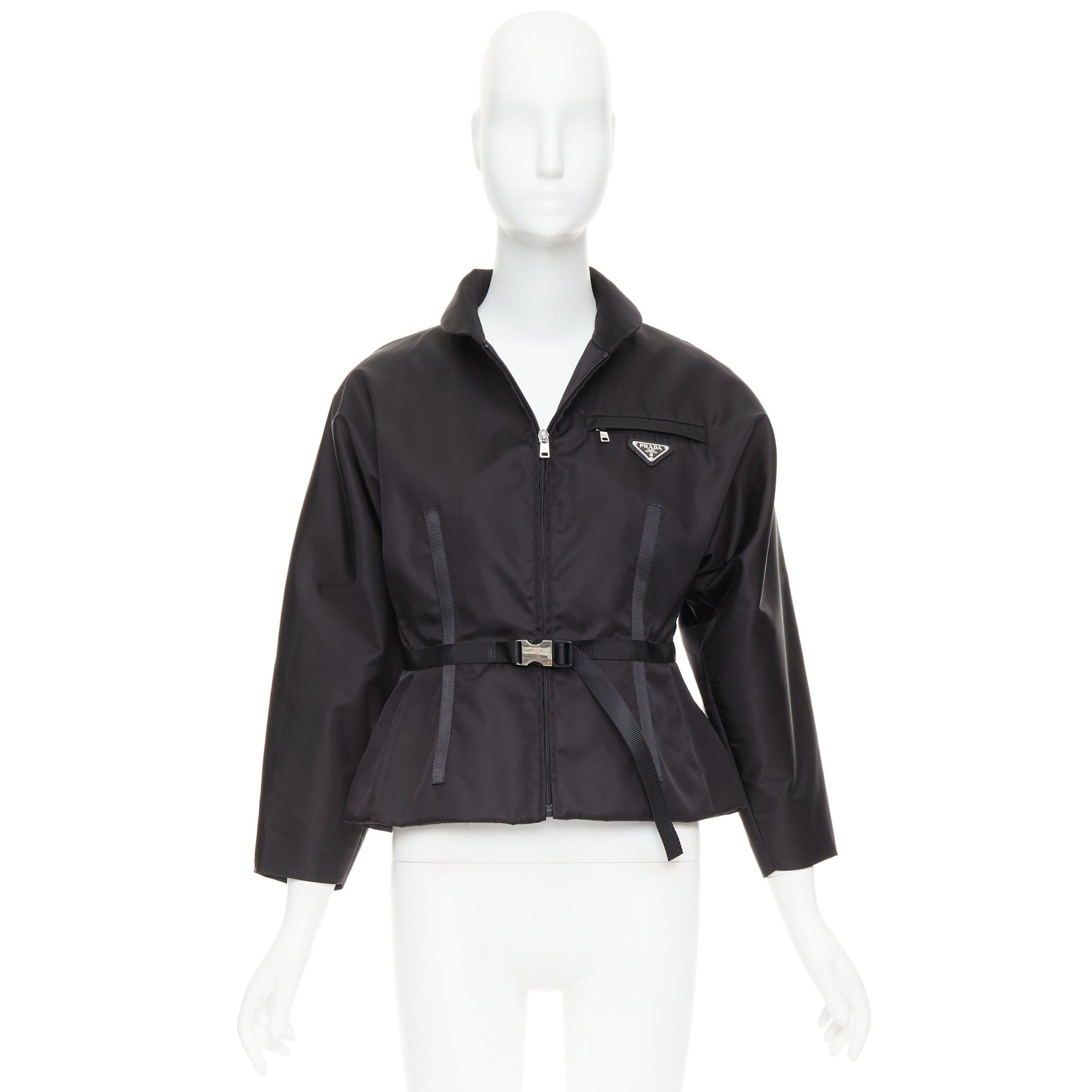 PRADA 2021 Re-Nylon negro plata triángulo logo contorno cintura chaqueta con cinturón IT42 M
Referencia: NKLL/A00586
Marca: Prada
Diseñador: Miuccia Prada
Colección: 2020 Re-Nylon
Material: Nylon
Color: Negro, Plata
Patrón: Sólido
Cierre: