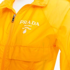 Prada 2021 Veste coupe-vent courte en Re-nylon jaune citron et blanc avec logo, taille IT38 XS