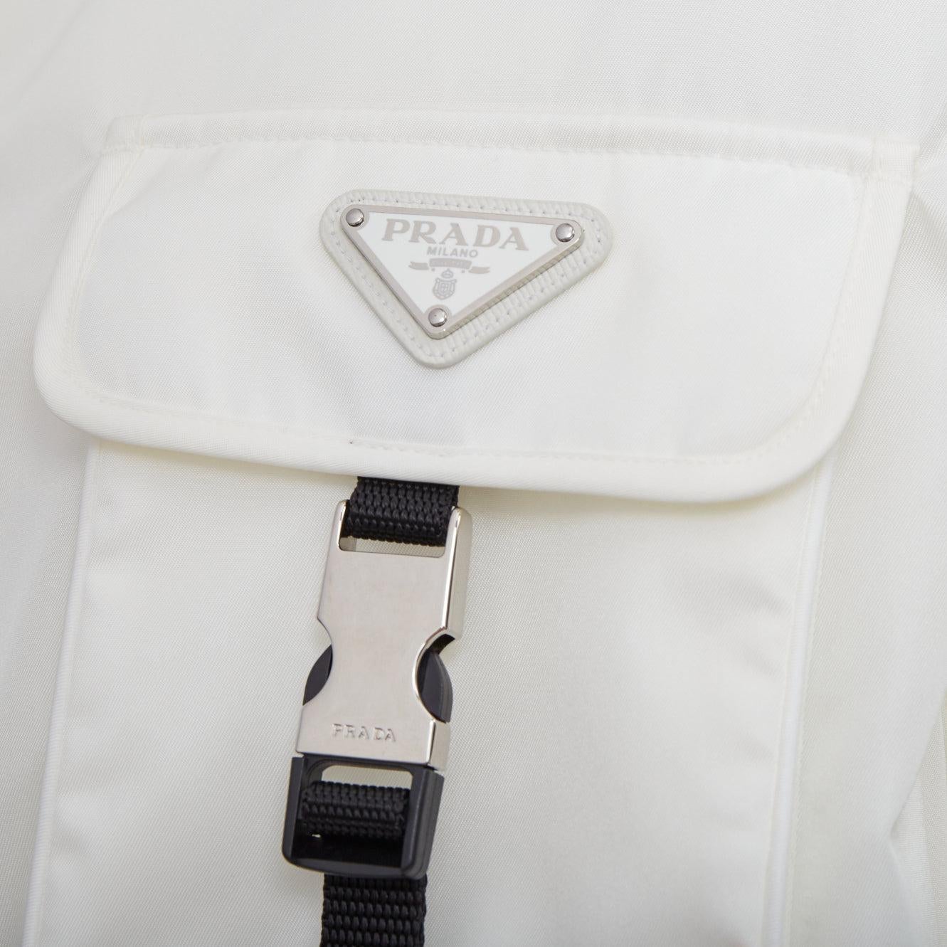 Prada 2021 Re-Nylon nylon tecnico fibbie tasca trasformabile camicia giacca XL
Riferimento: TGAS/F00303
Marchio: Prada
Stilista: Miuccia Prada
Collezione: 2021 Re-Nylon
Materiale: Nylon
Colore: Crema, Nero
Modello: Tinta unita
Chiusura: bottoni a