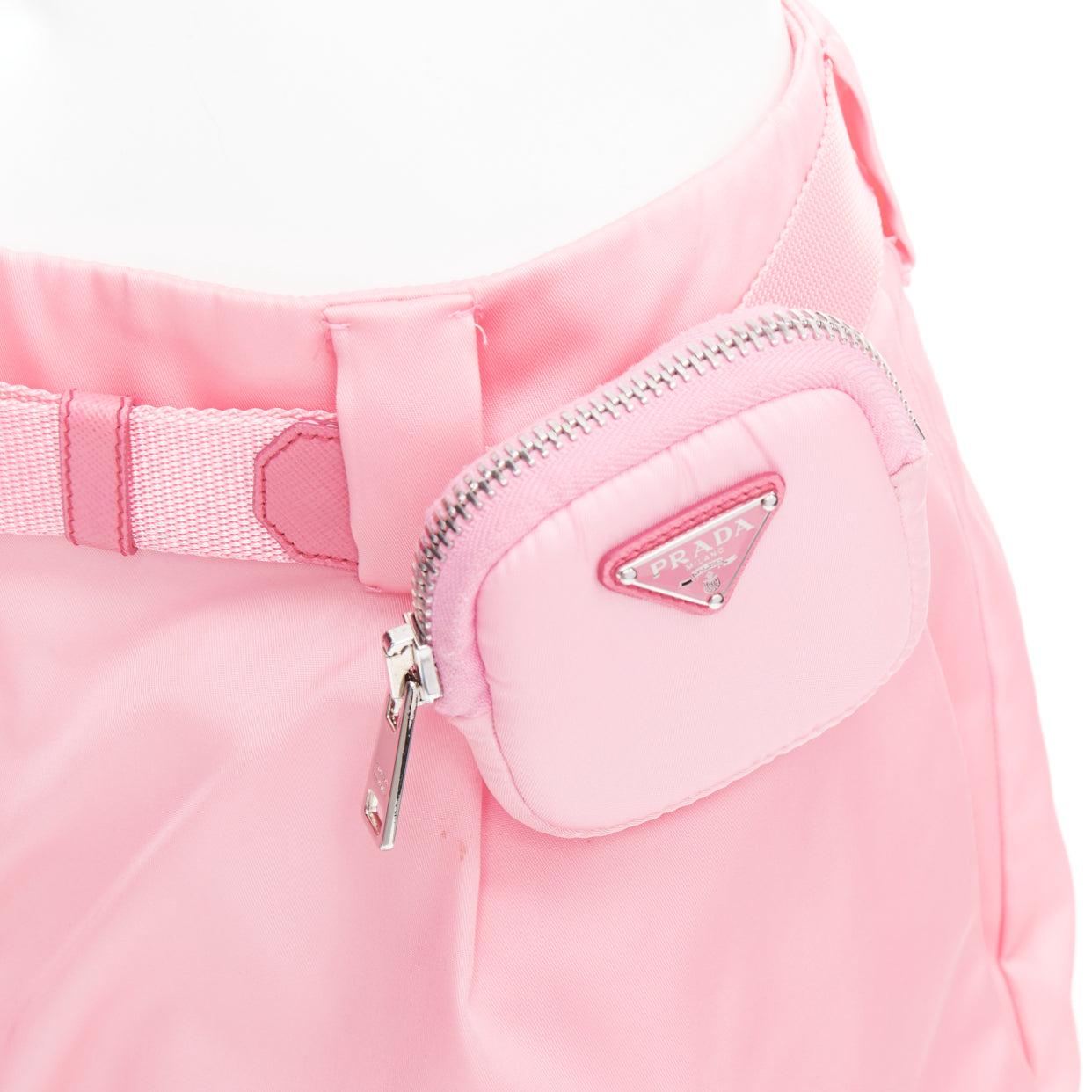 PRADA 2021 Re-Nylon rosa triangolo logo mini pantaloncini a vita alta IT38 XS
Riferimento: GEGG/A00033
Marchio: Prada
Stilista: Miuccia Prada
Collezione: 2021 Re-Nylon
Materiale: Nylon
Colore: Rosa, Argento
Modello: Tinta unita
Chiusura: Zip