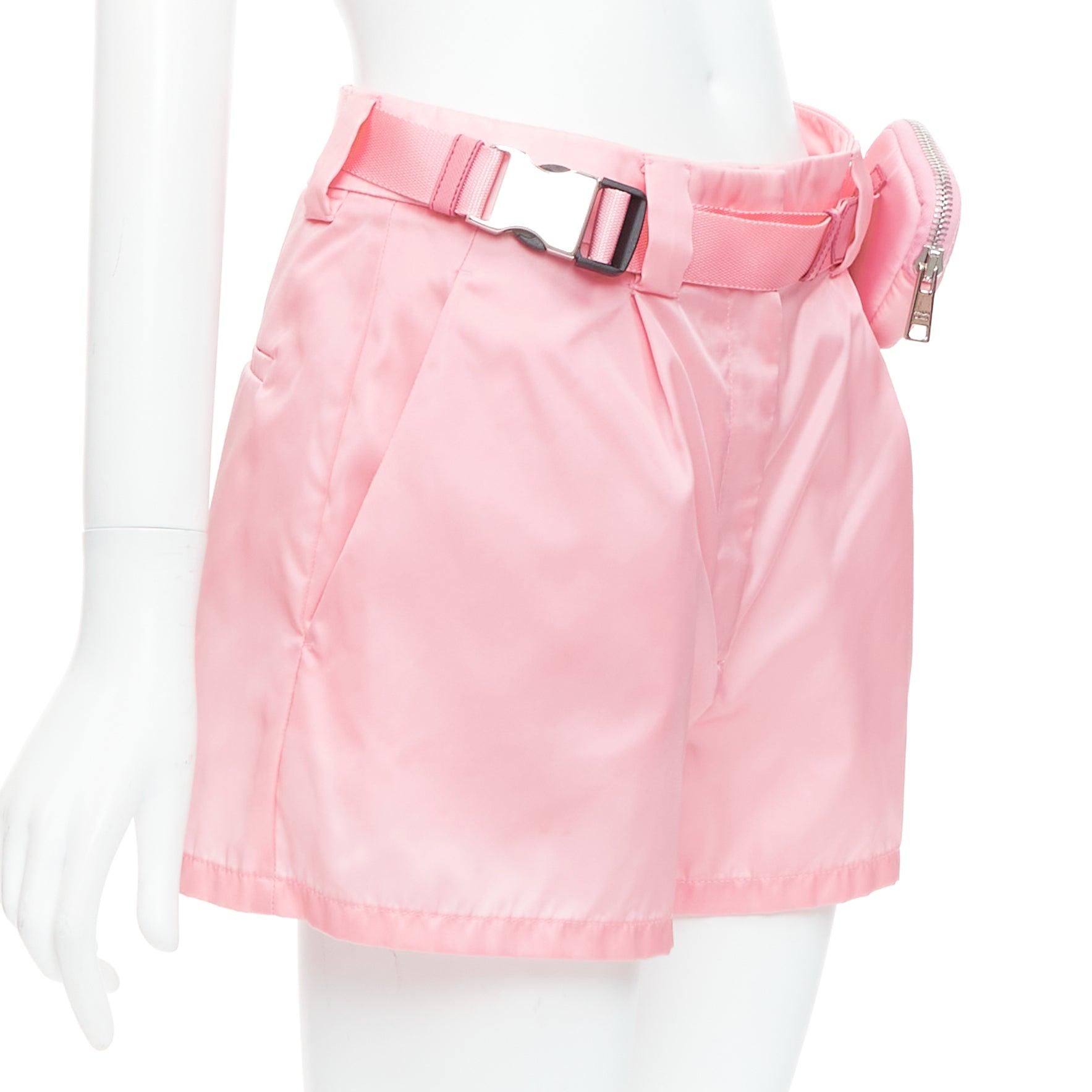 Rosa PRADA 2021 Re-Nylon rosa triangolo logo mini pantaloncini a vita alta IT38 XS in vendita
