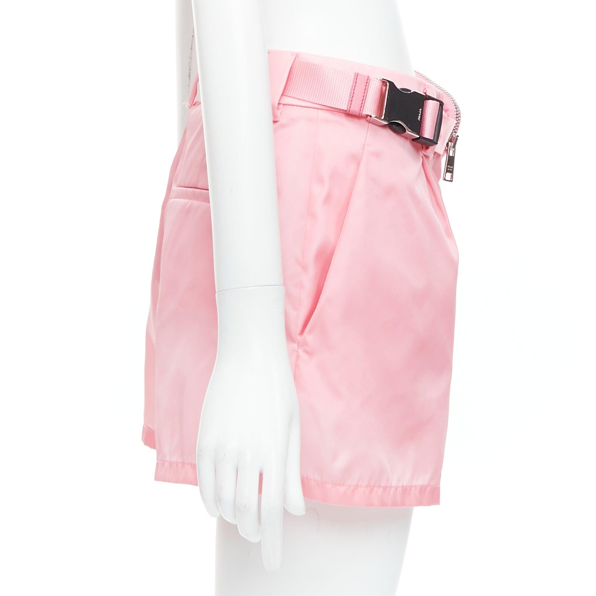 PRADA 2021 Re-Nylon rosa triangolo logo mini pantaloncini a vita alta IT38 XS In condizioni ottime in vendita a Hong Kong, NT