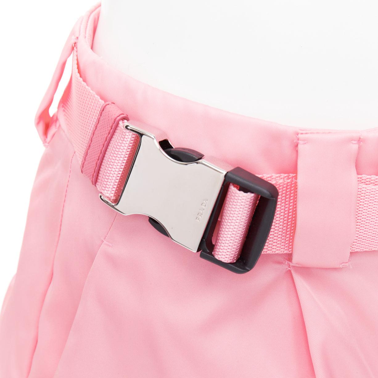 PRADA 2021 Re-Nylon rosa triangolo logo mini pantaloncini a vita alta IT38 XS in vendita 2