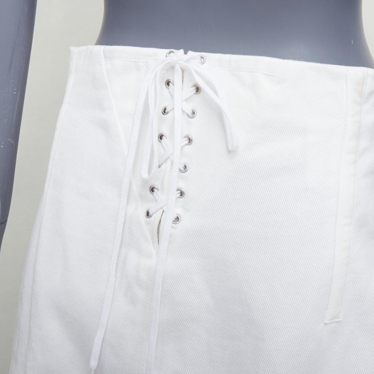 PRADA 2021 jupe dos nu effilée en denim de coton blanc à dentelle foncée IT44 L
Référence : CNPG/A00095
Marque : Prada
Designer : Miuccia Prada
Collectional : 2021
Matériau : Coton
Couleur : blanc
Motif : Solide
Fermeture : Zip
Détails