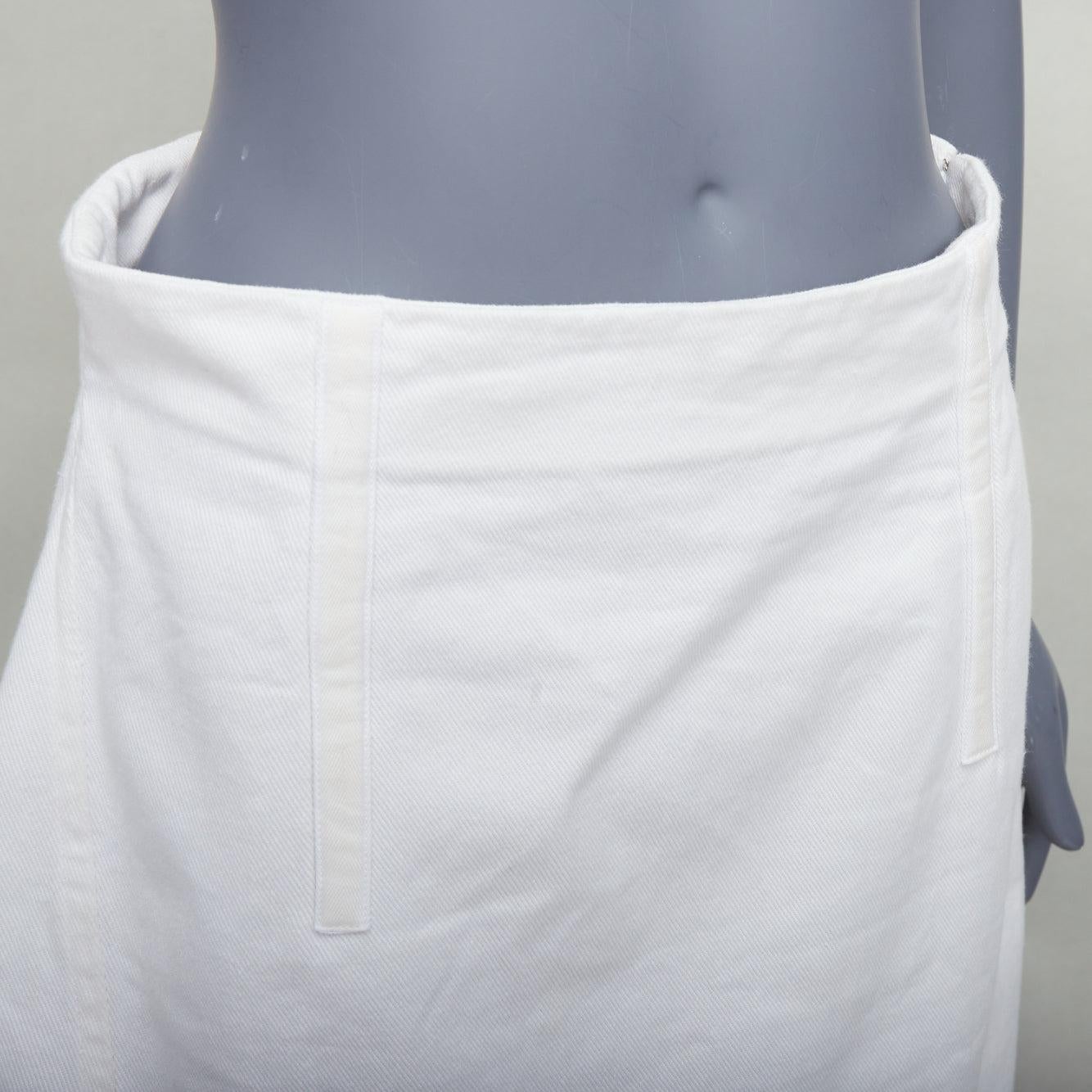 PRADA 2021 jupe dos nu effilée en denim de coton blanc à dentelle foncée IT44 L en vente 2