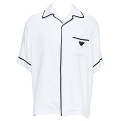 PRADA 2021 camicia da bowling in spugna bianca con logo triangolo nero M.
