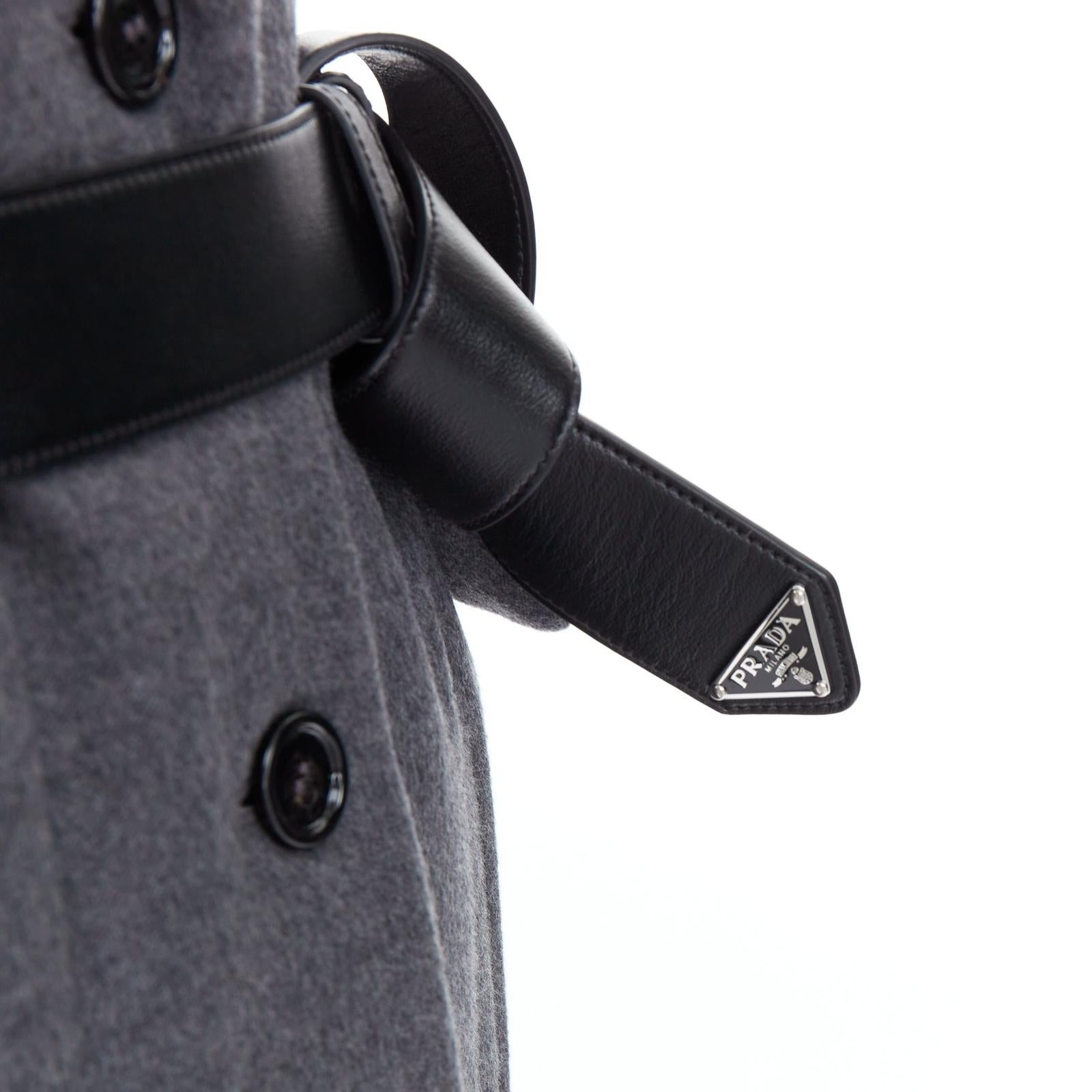 PRADA 2022 gris cachemire laine cuir ceinture logo manteau rembourré IT36 XS
Référence : TGAS/F00223
Marque : Prada
Designer : Miuccia Prada
Modèle : P626PK_11C1_F0480_S_222
Collectional : 2022 - Design/One similaire sur le Runway
Matière :