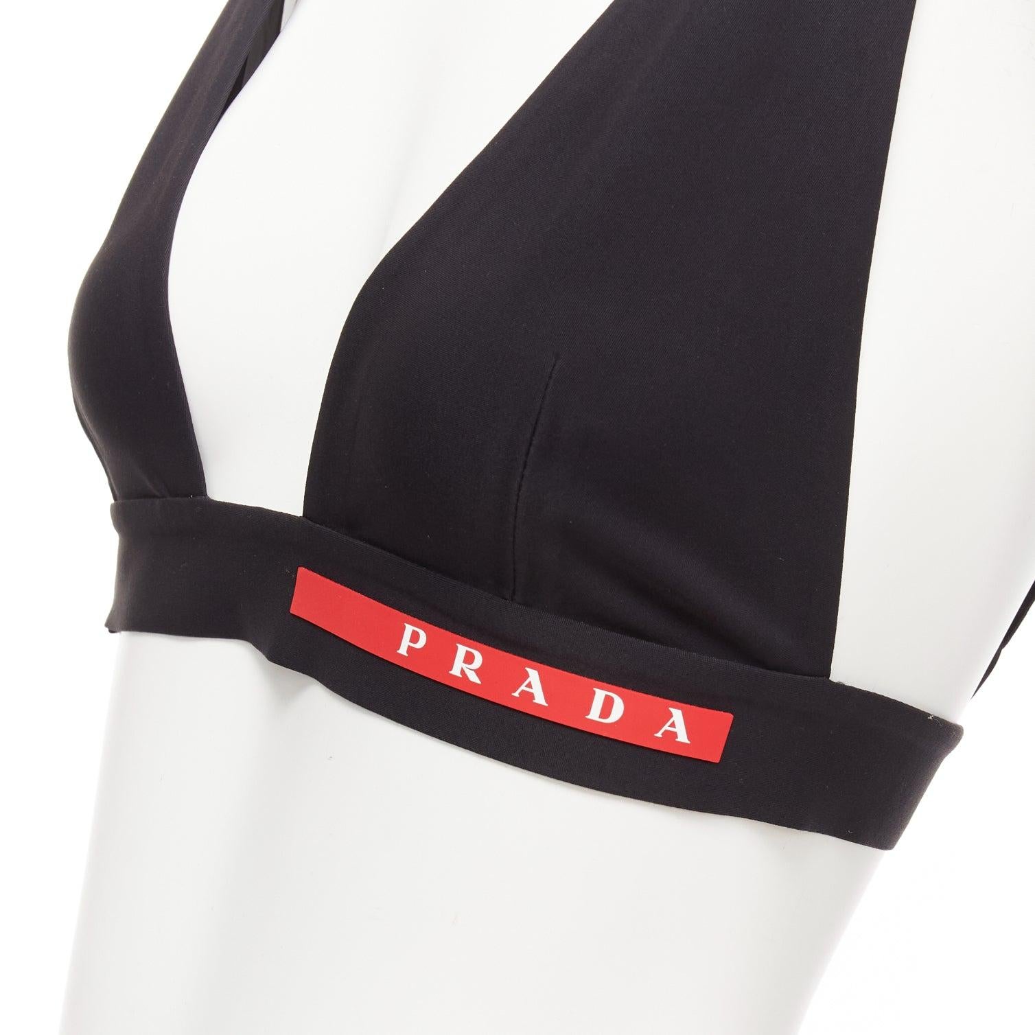 PRADA 2022 Linea Rossa Schwarzer Jersey Rotes Logo Triangel-Bikinioberteil XS
Referenz: TGAS/D01078
Marke: Prada
Designer: Miuccia Prada
Collection'S: 2022 Linea Rossa
MATERIAL: Jersey
Farbe: Schwarz, Rot
Muster: Solide
Verschluss: