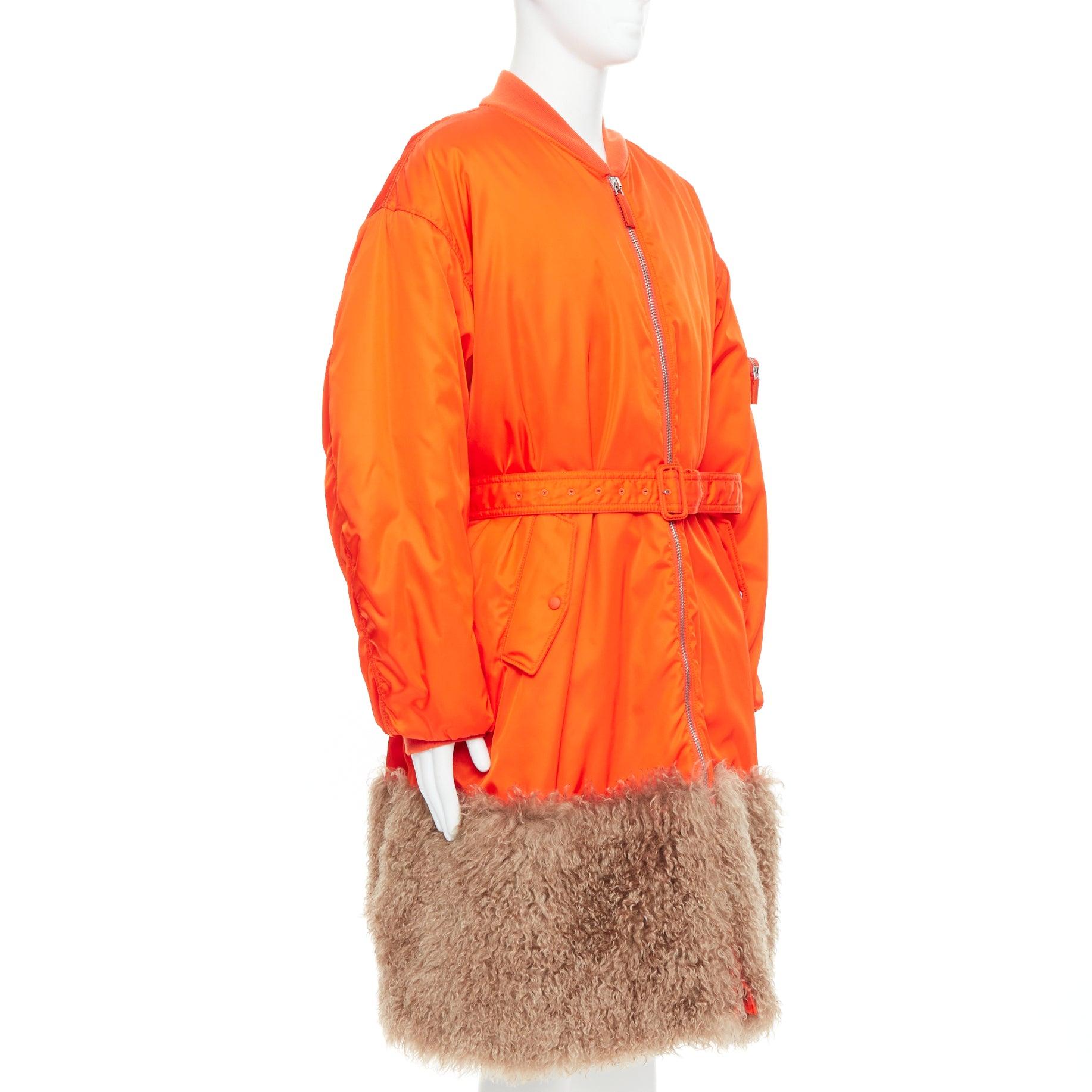 Orange PRADA 2022 Raf Simons Runway manteau bombardier ceinturé à ourlet en fausse fourrure orange M en vente