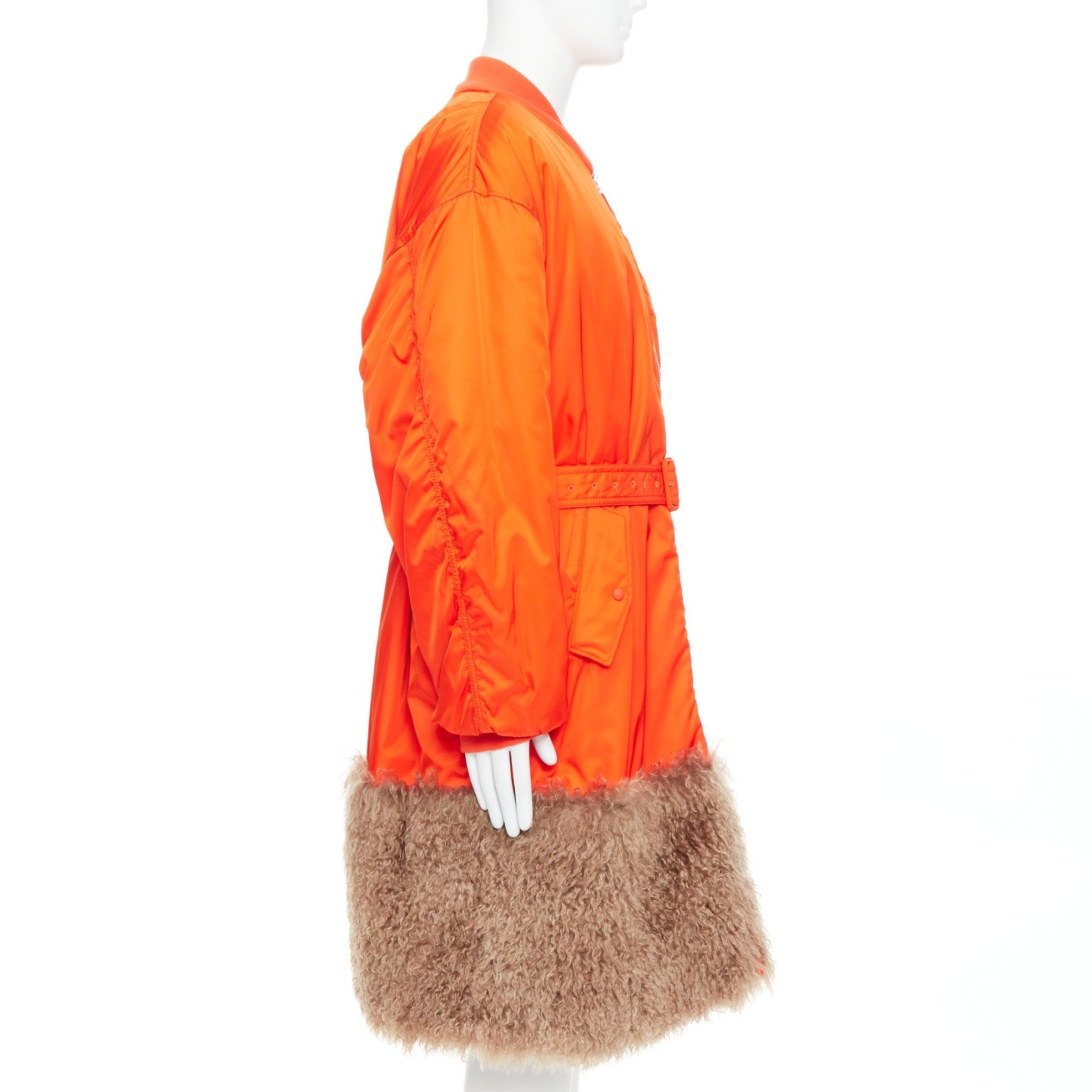 PRADA 2022 Raf Simons Runway manteau bombardier ceinturé à ourlet en fausse fourrure orange M Neuf - En vente à Hong Kong, NT