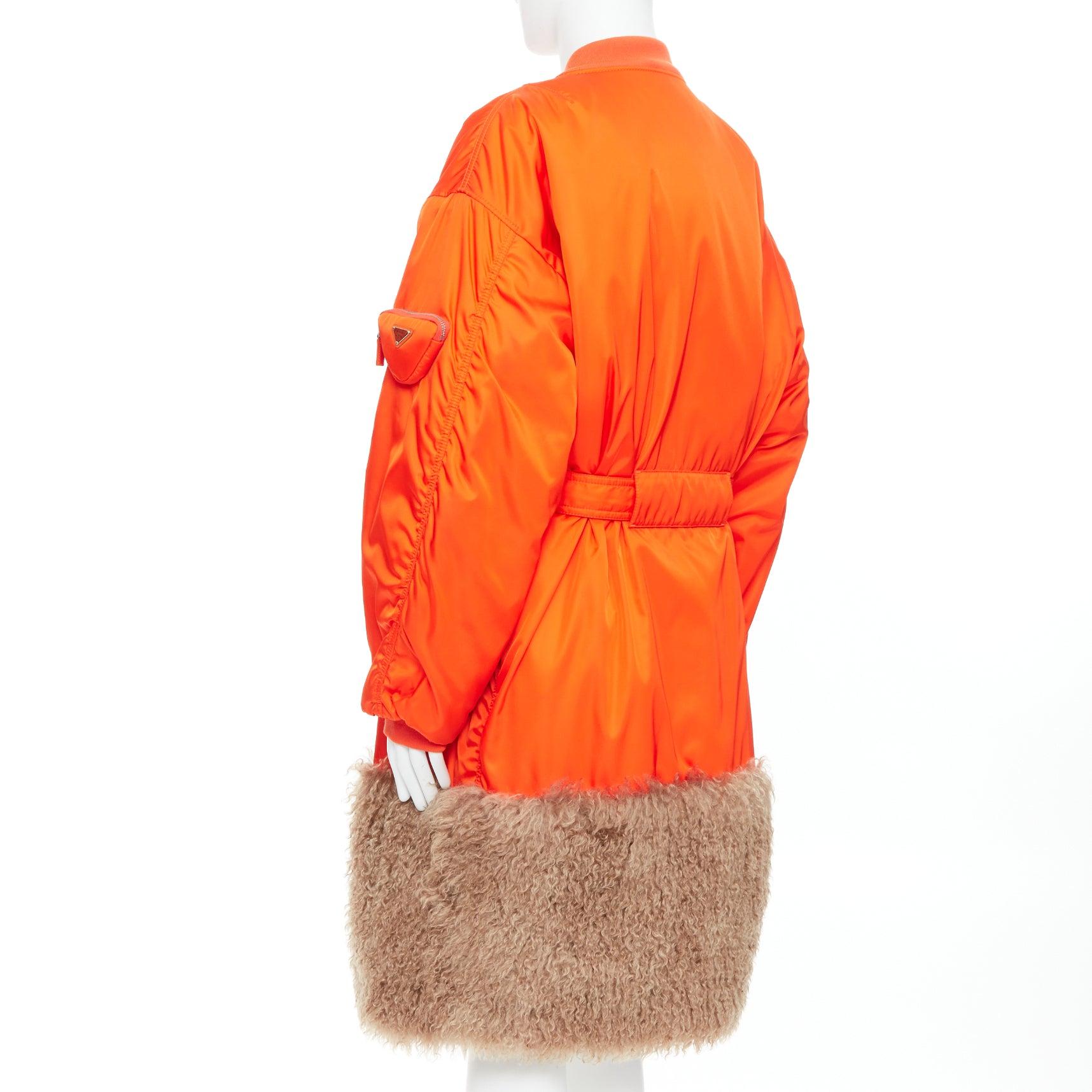 PRADA 2022 Raf Simons Runway manteau bombardier ceinturé à ourlet en fausse fourrure orange M en vente 1