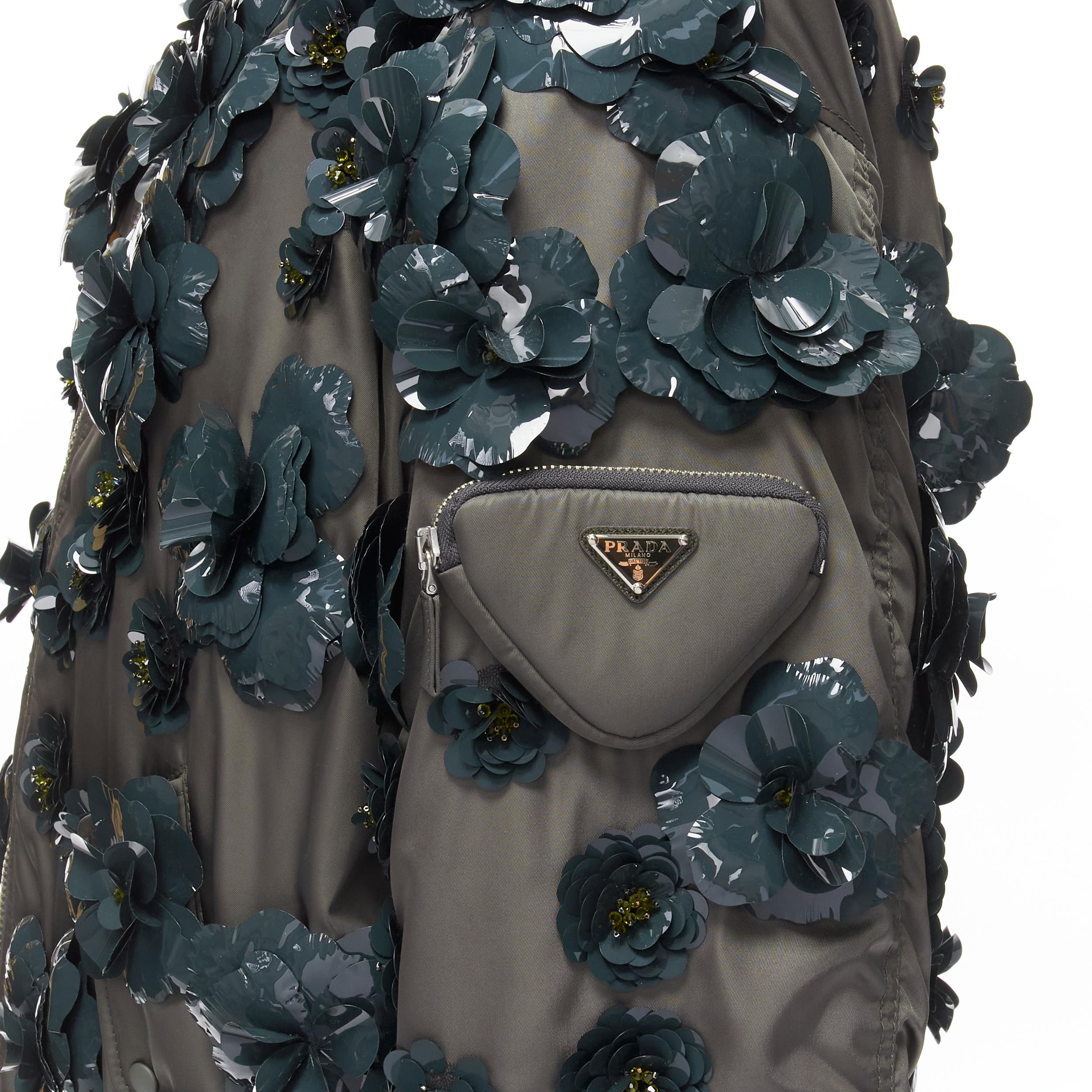 Prada 2022 Runway Re-nylon verde fiore applicato verde bomber oversize XS
Riferimento: AAWC/A00491
Marchio: Prada
Designer: Lorenzo Serafini
Collezione: Autunno Inverno 2022 - Passerella
Visto su: Kendall Jenner
Materiale: Nylon
Colore: