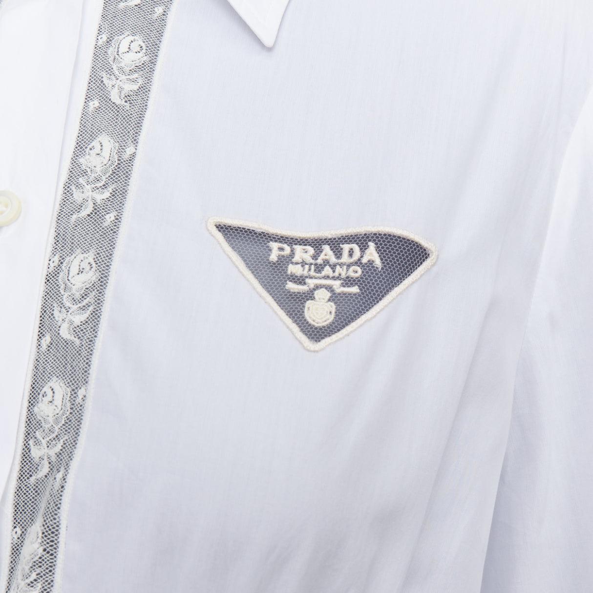 PRADA 2022 weiß Baumwolle Creme Spitze trimmen hohlen Logo abgeschnitten Shirt IT38 XS
Referenz: TGAS/F00222
Marke: Prada
Designer: Miuccia Prada
Collection'S: 2022
MATERIAL: Baumwolle
Farbe: Weiß, Creme
Muster: Spitze
Verschluss: Knopf
Zusätzliche