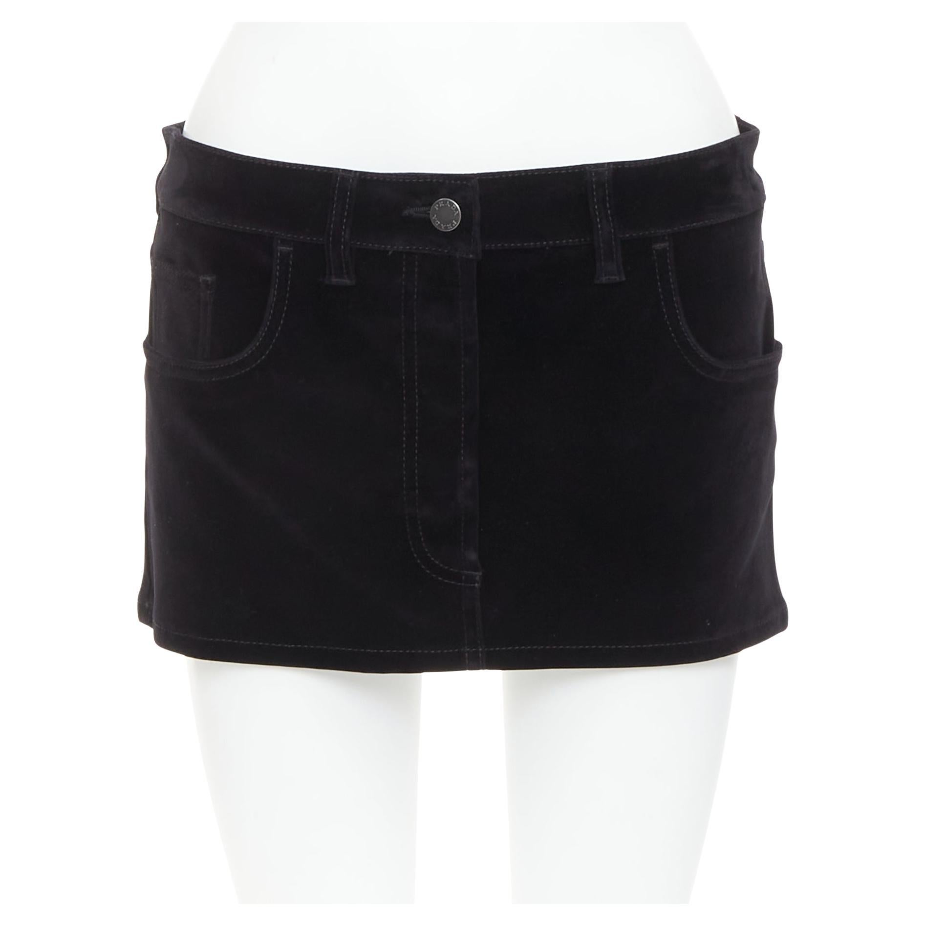 PRADA 2023 velours noir denim argenté logo triangle mini jupe taille basse IT40 S en vente