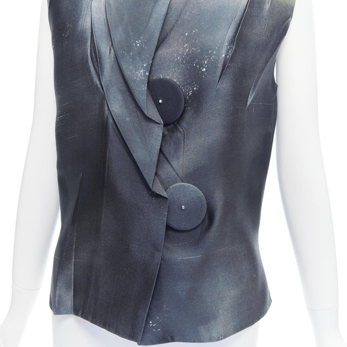 PRADA 2023 Runway silk blend grey water dyed crinkled XL button top IT36
Reference: NKLL/A00022
Brand: Prada
Designer: Miuccia Prada
Collection: 2023 - Runway
Material: Silk, Blend
Color: Grey, Cream
Pattern: Solid
Closure: Snap Buttons
Lining: