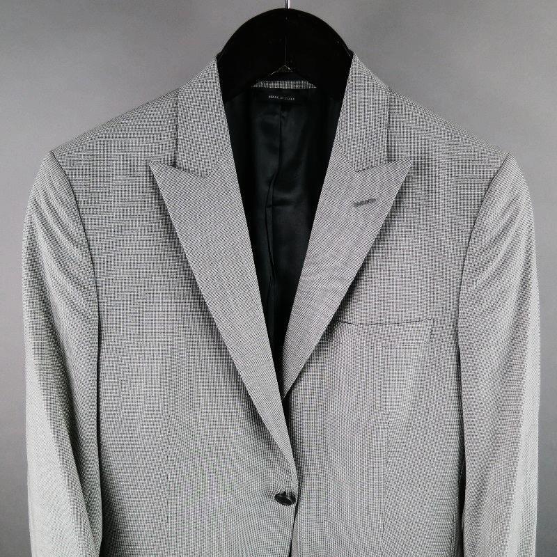 This Prada two button sports coat features a peak lapel, fully lined with front patch pockets and double side vents. Made in Italy.
 
Tag: 48 R
 
Measurements:
 
Shoulder: 16 1/2 in
Chest: 19 in
Arm: 24 in
Length: 29 in