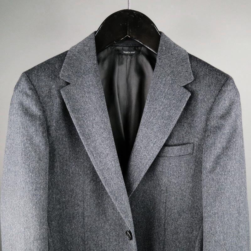 Prada two Button sport coat features a notch lapel front with two patch pockets, single vent back. Half lined interior. Made in Italy.
 
Tag: 50R
 
Measurements:
 
Shoulders: 16 1/2 in
Chest: 19 in
Length: 29 in
Arm: 25 in