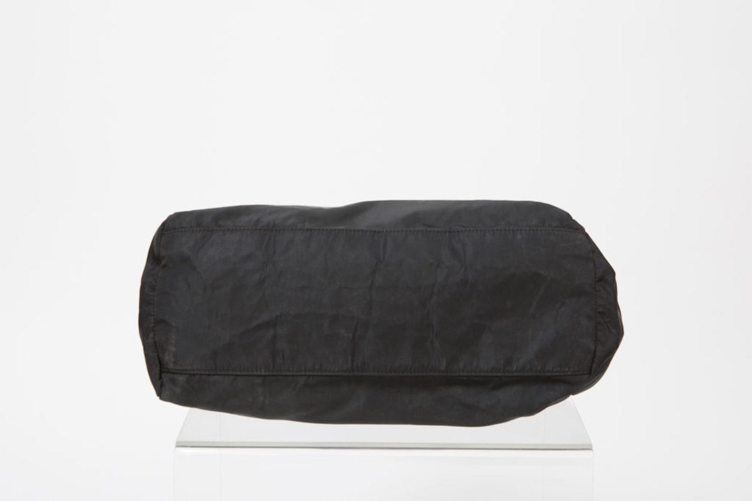 Prada '90s Black Nylon Tote Bag In Good Condition For Sale In Paris, FR