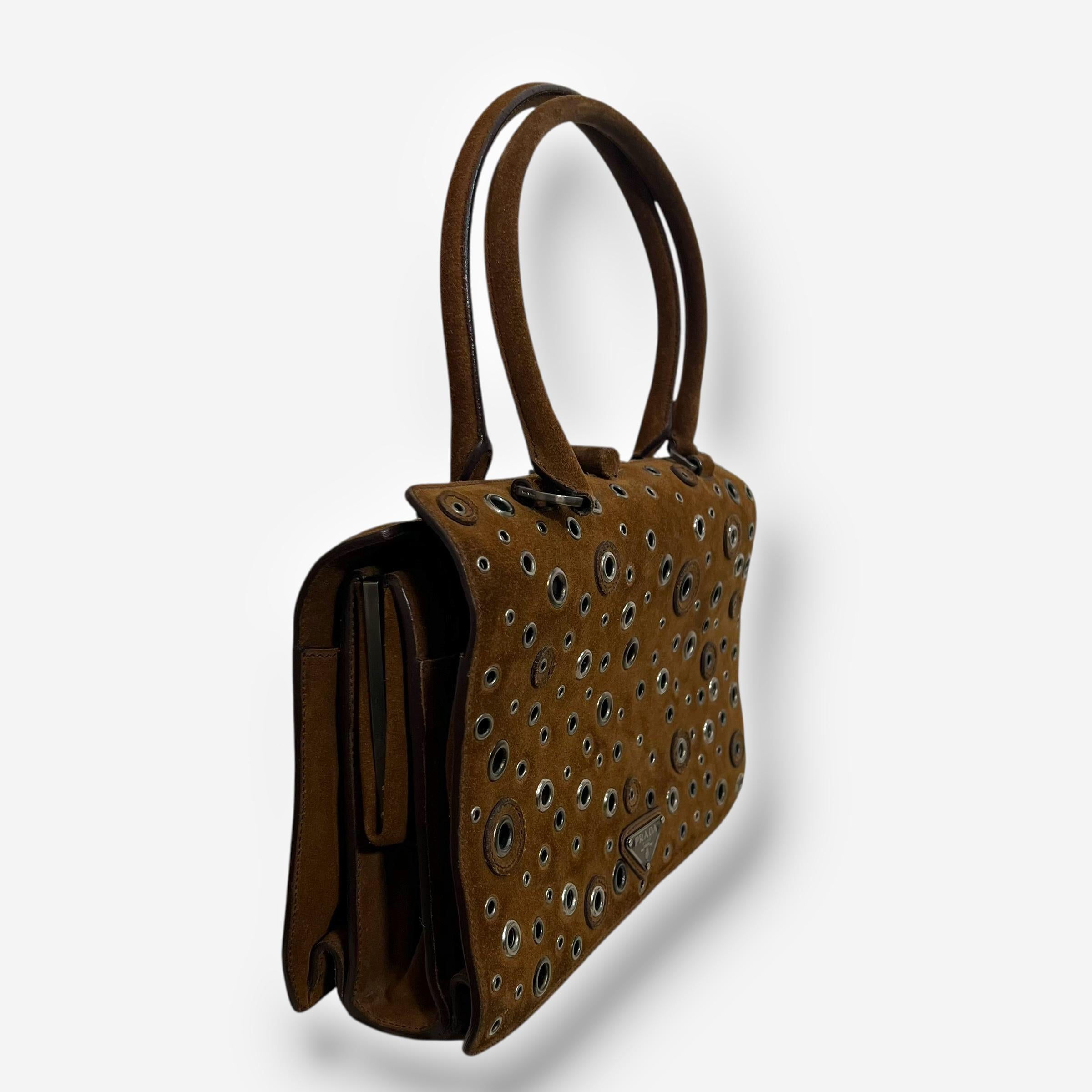 Bolso con marco de ojetes de ante marrón de los años 90 de Prada en venta 6