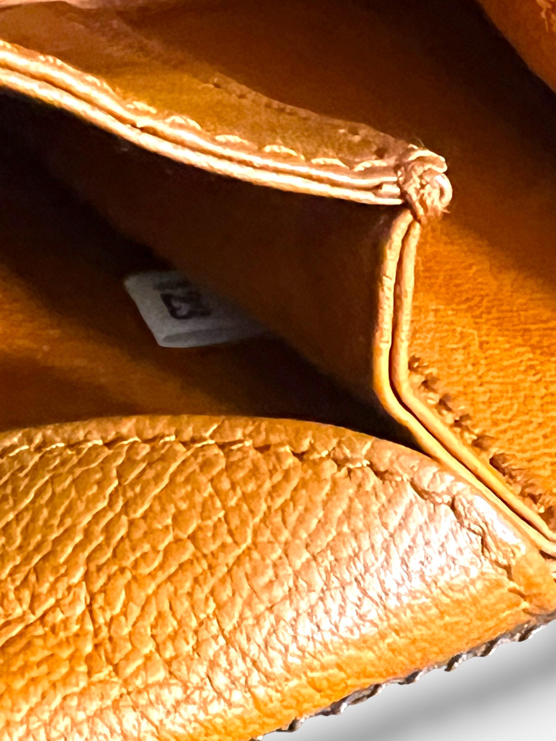 Bolso con marco de ojetes de ante marrón de los años 90 de Prada en venta 8